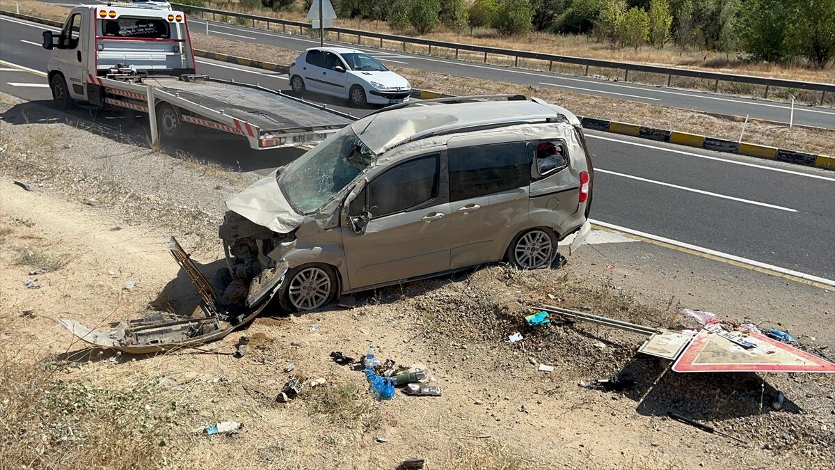 Çankırı'da şarampole devrilen hafif ticari araçtaki 4 kişi yaralandı