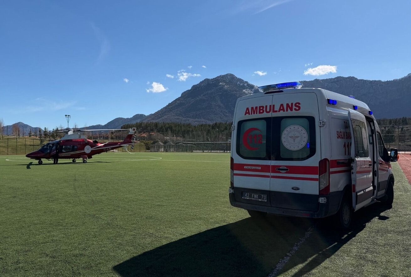 Konya'da cuma namazında kalp krizi geçiren kişi hava ambulansıyla hastaneye kaldırıldı