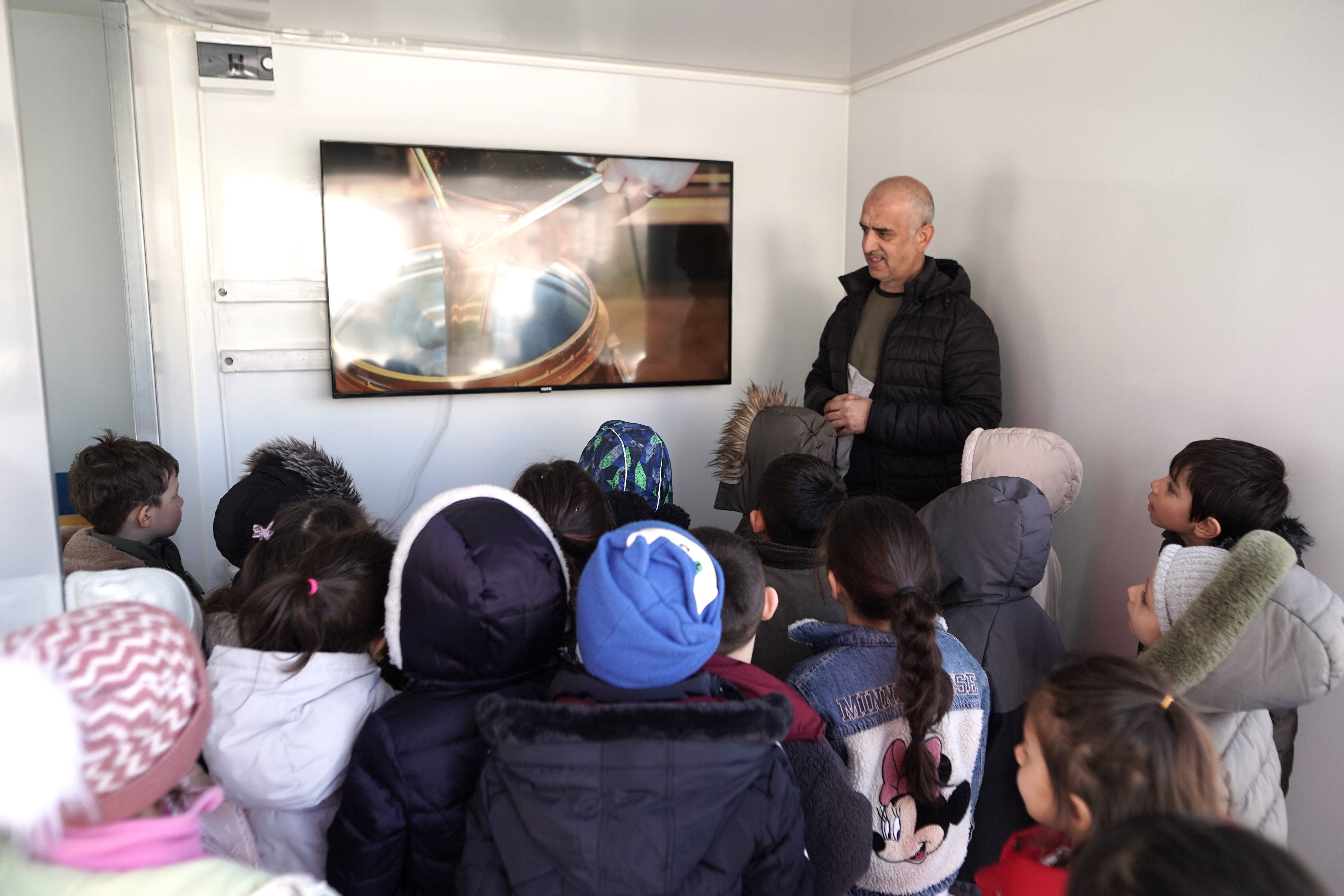 Melikgazi Belediyesi 'Mobil Sıfır Atık Toplama ve Eğitim Aracı'yla okullarda öğrencilere eğitim veriyor