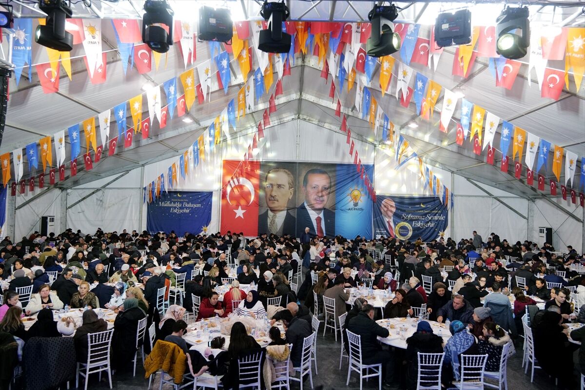 AK Parti Eskişehir İl Başkanlığınca Dede Korkut Parkı'nda iftar düzenlendi