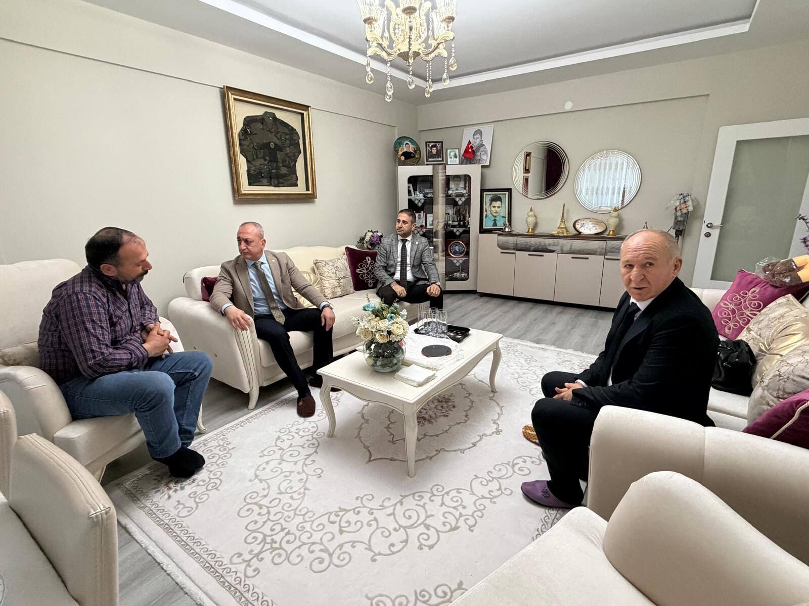 Beypazarı'da MHP'li yöneticiler ilk iftarını şehit babasının evinde yaptı