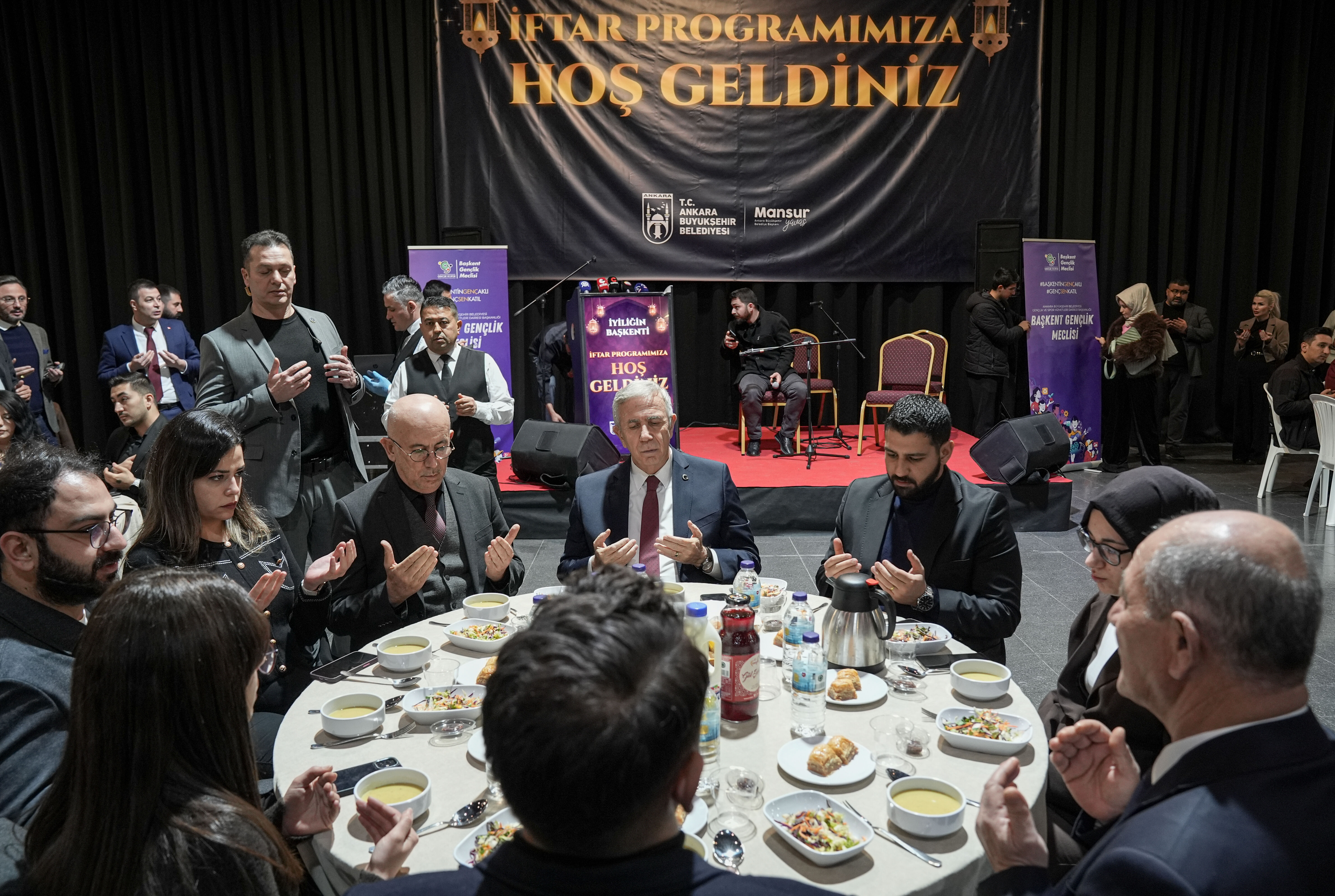 ABB Başkanı Yavaş, ramazanın ilk iftarında gençlerle bir araya geldi: