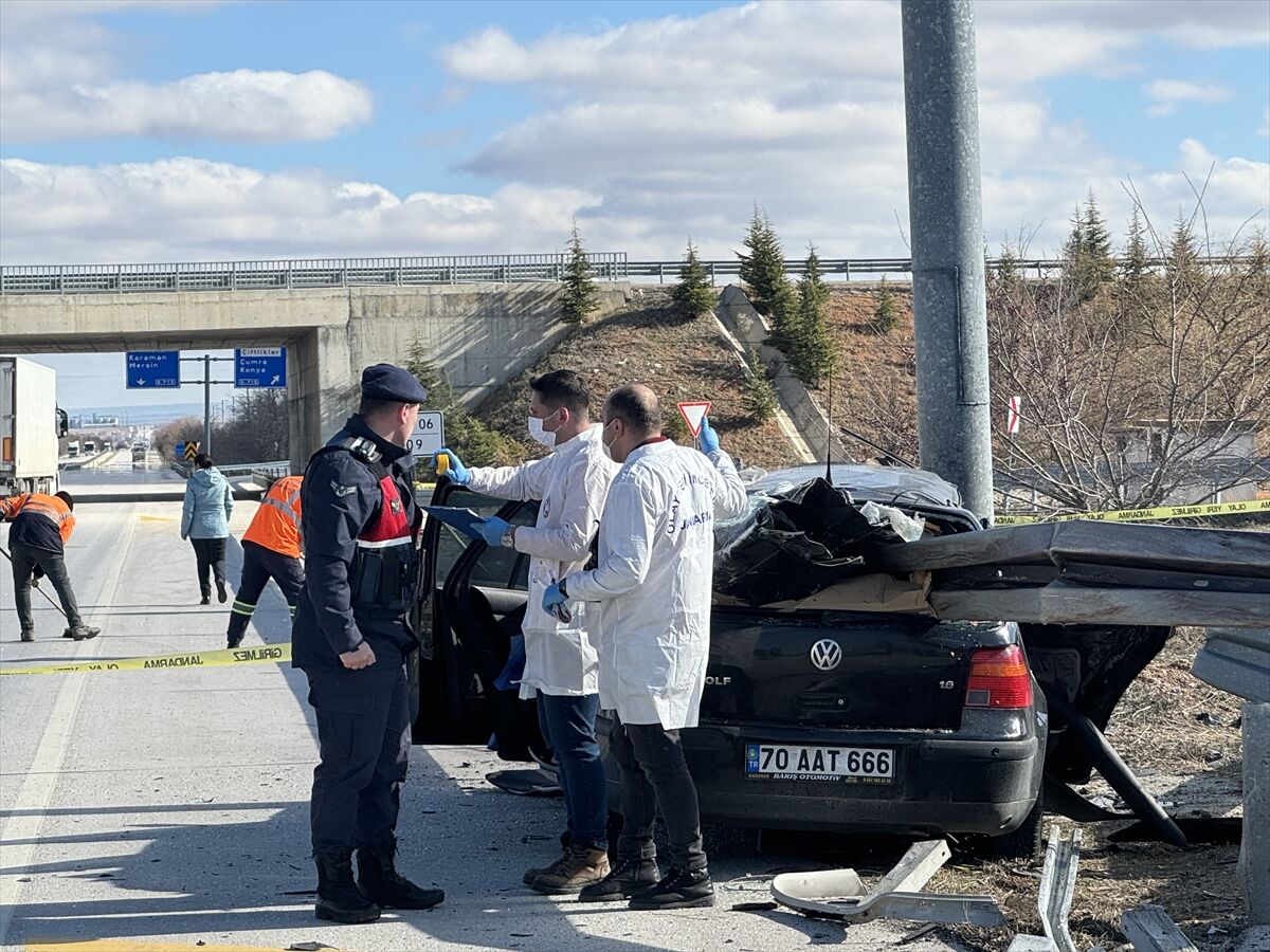Karaman'da otomobilin bariyere çarptığı kazada 2 kişi öldü, 1 çocuk yaralandı