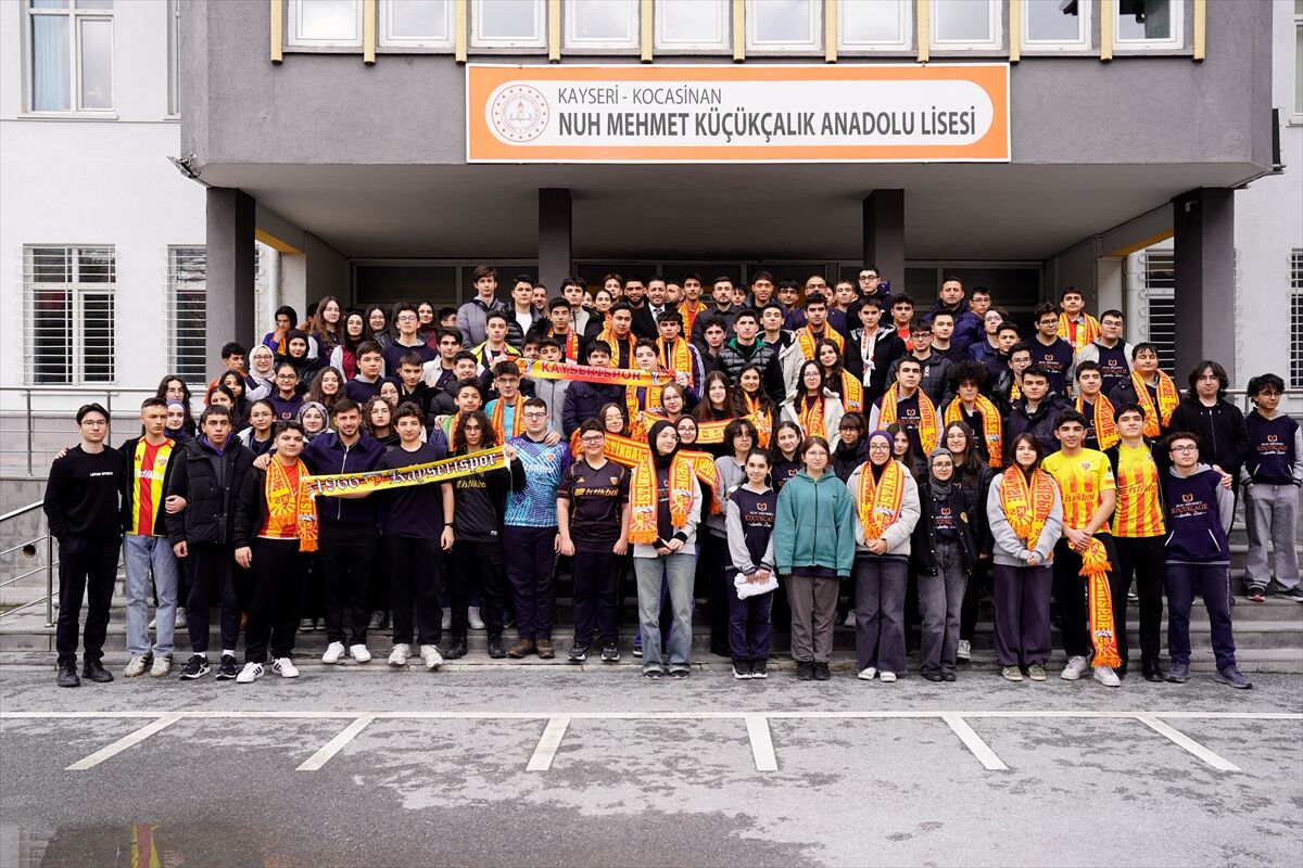 Kayserisporlu futbolcular lise öğrencileriyle buluştu