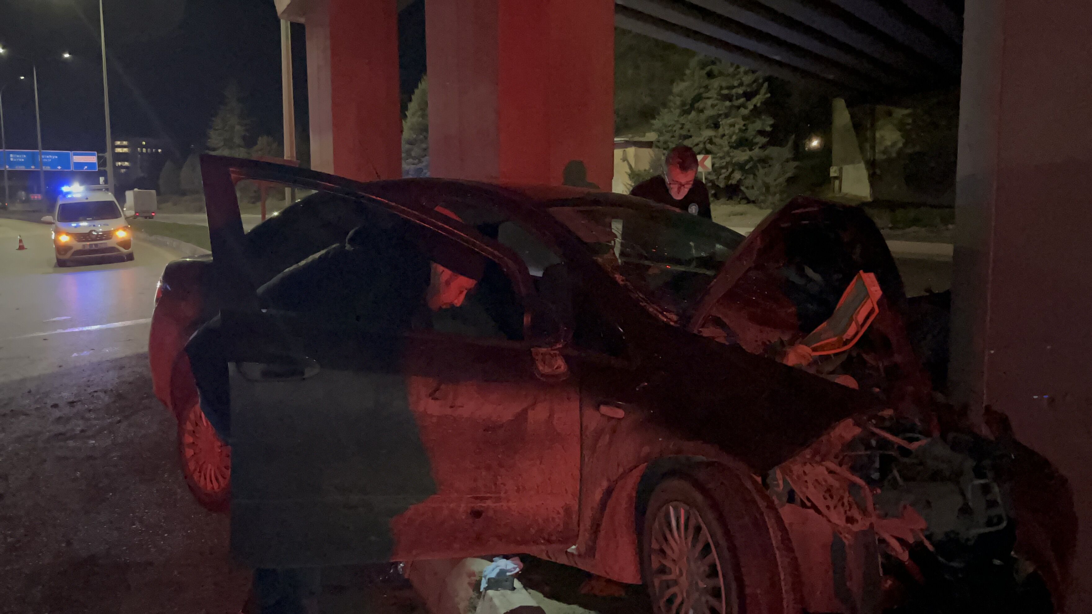 Eskişehir'de köprü ayağına çarpan otomobildeki 2 kişi yaralandı