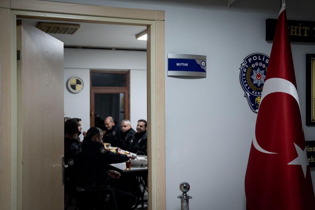 Ankara'da polisler ilk sahurunu mesai başında yaptı