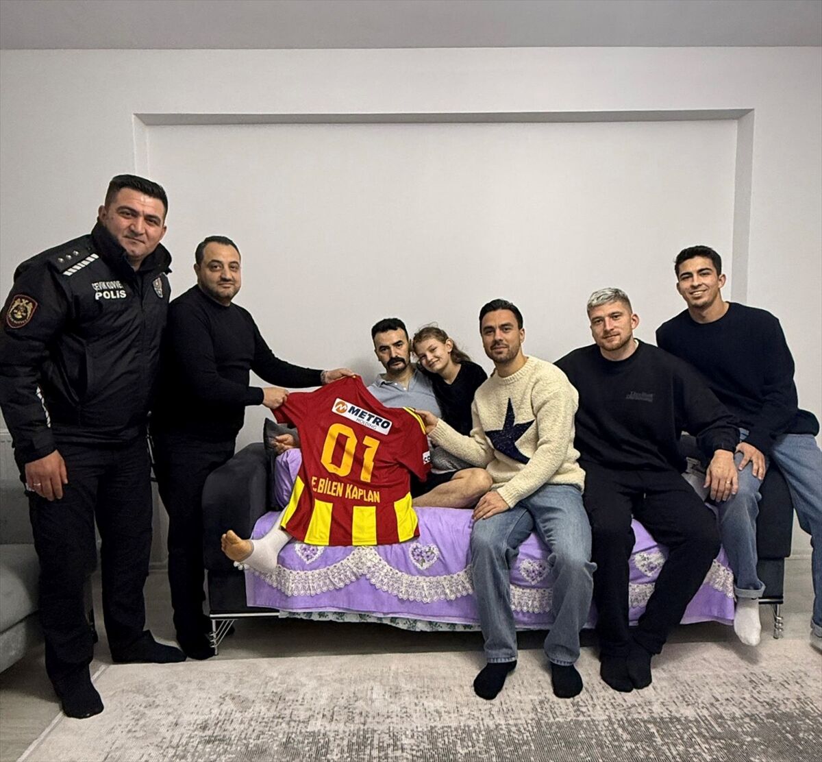 Kayserisporlu futbolcular, operasyonda yaralanan özel harekat polisini ziyaret etti