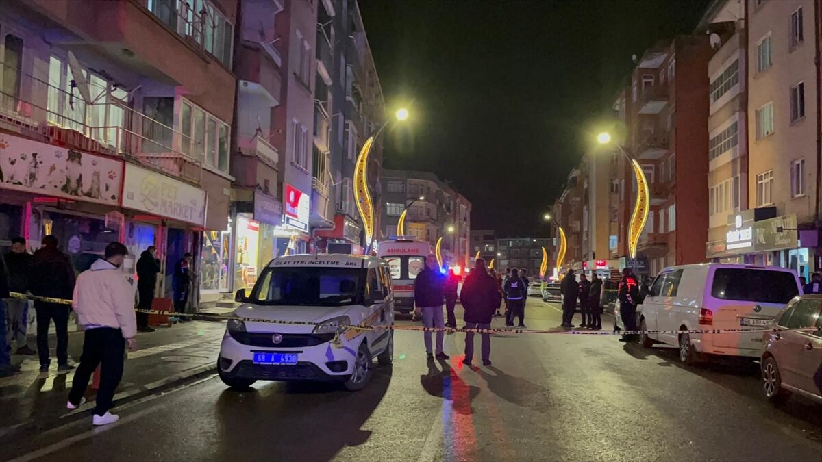 Aksaray'da eski eşini ve onun kuzenini öldüren kişi aynı silahla intihar etti