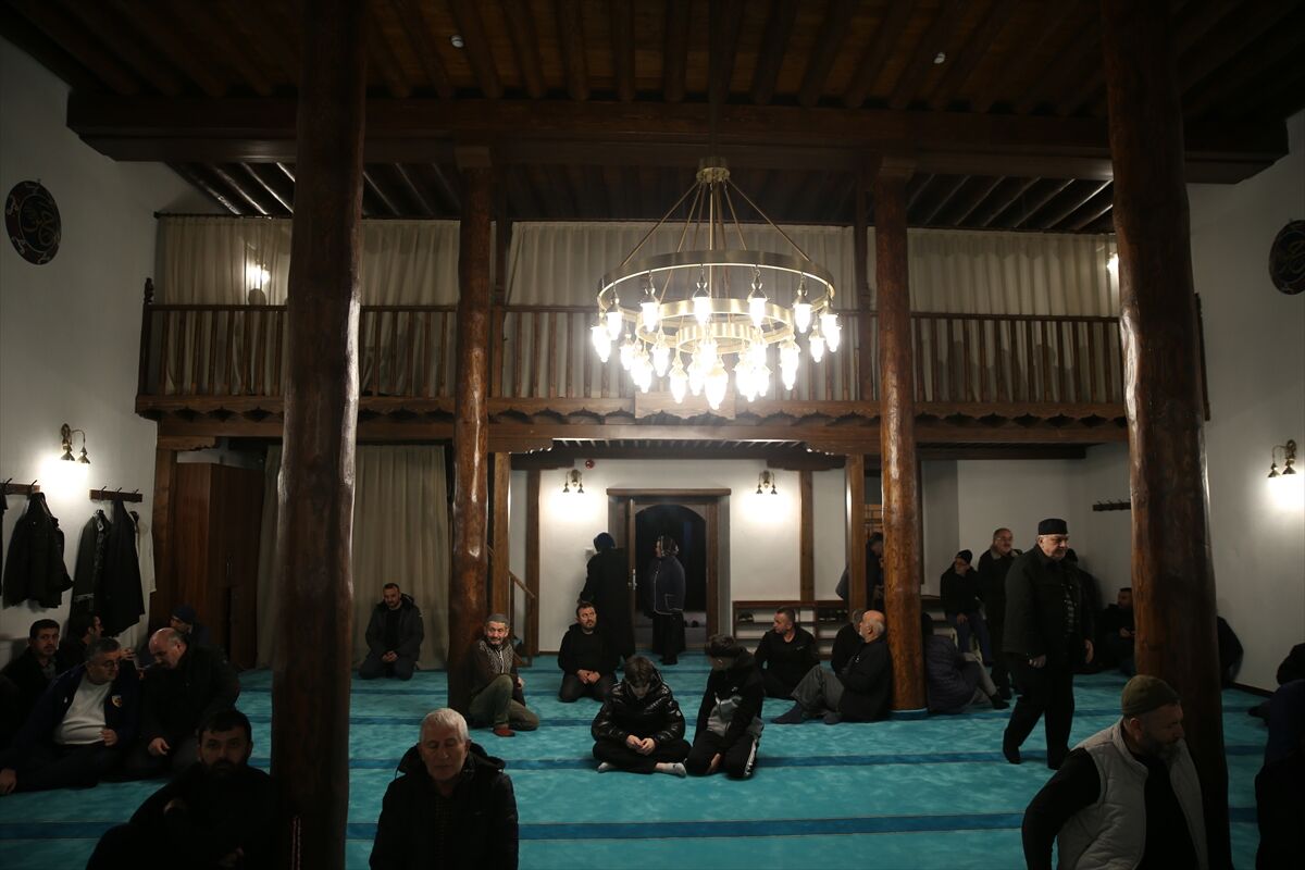 Kayseri'de restorasyonu tamamlanan tarihi cami teravih namazıyla ibadete açıldı