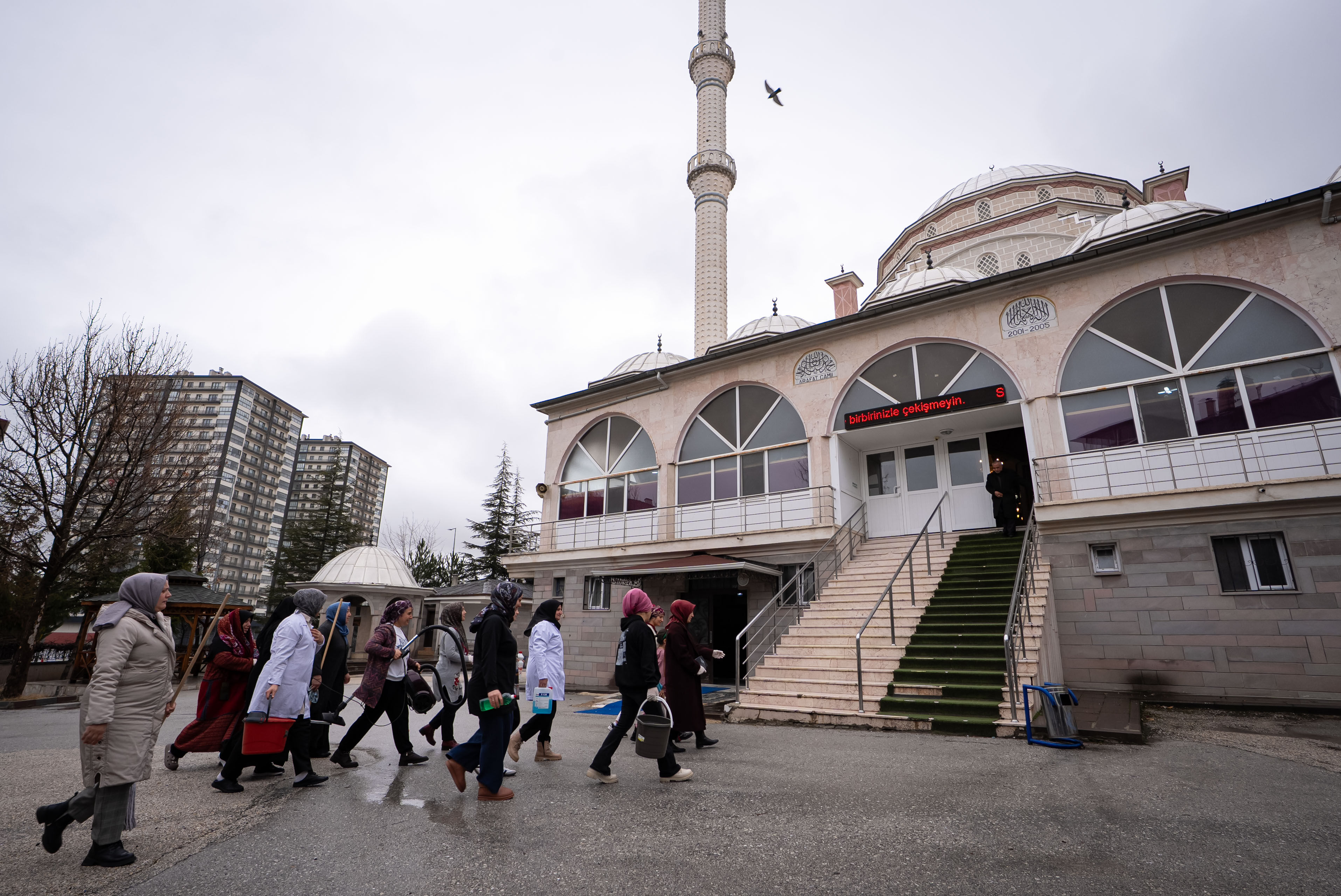 Gönüllü kadınlar, ramazan öncesi camileri titizlikle temizliyor