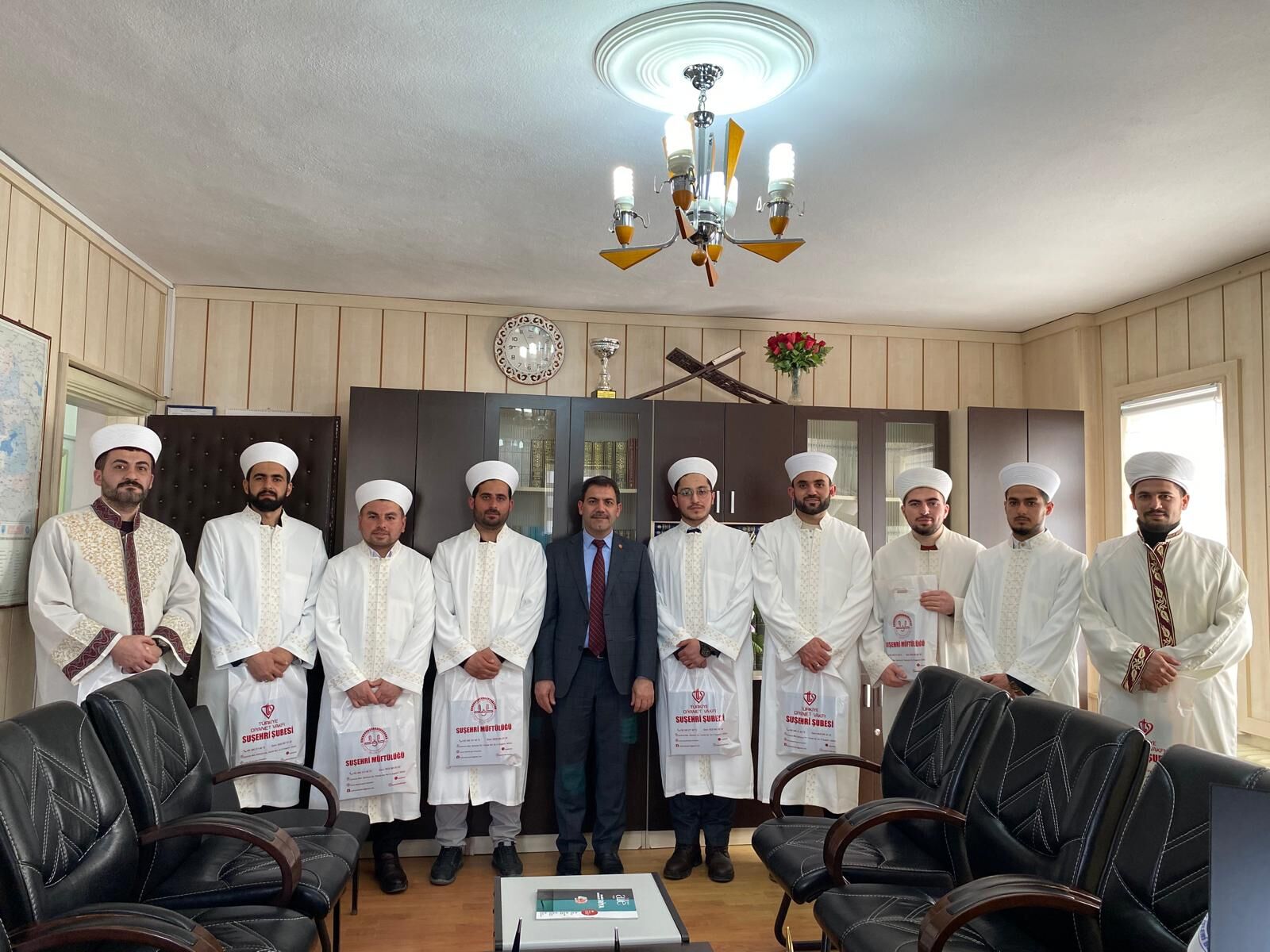 Suşehri'nde göreve yeni atanan din görevlileri için cübbe giyme programı düzenlendi