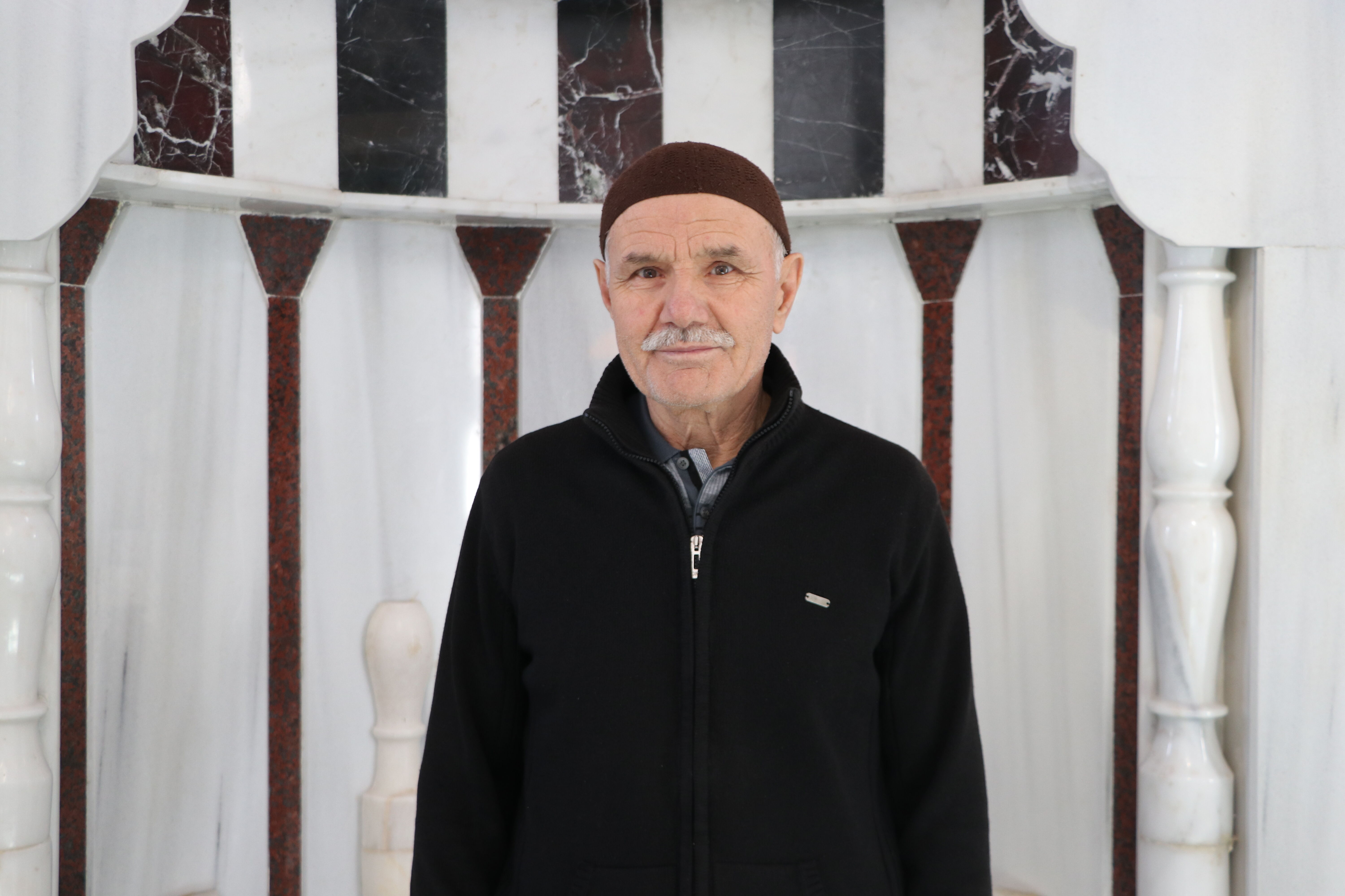 Mahallesindeki caminin kapısını 20 yıldır hem ibadet hem de temizlik için aralıyor