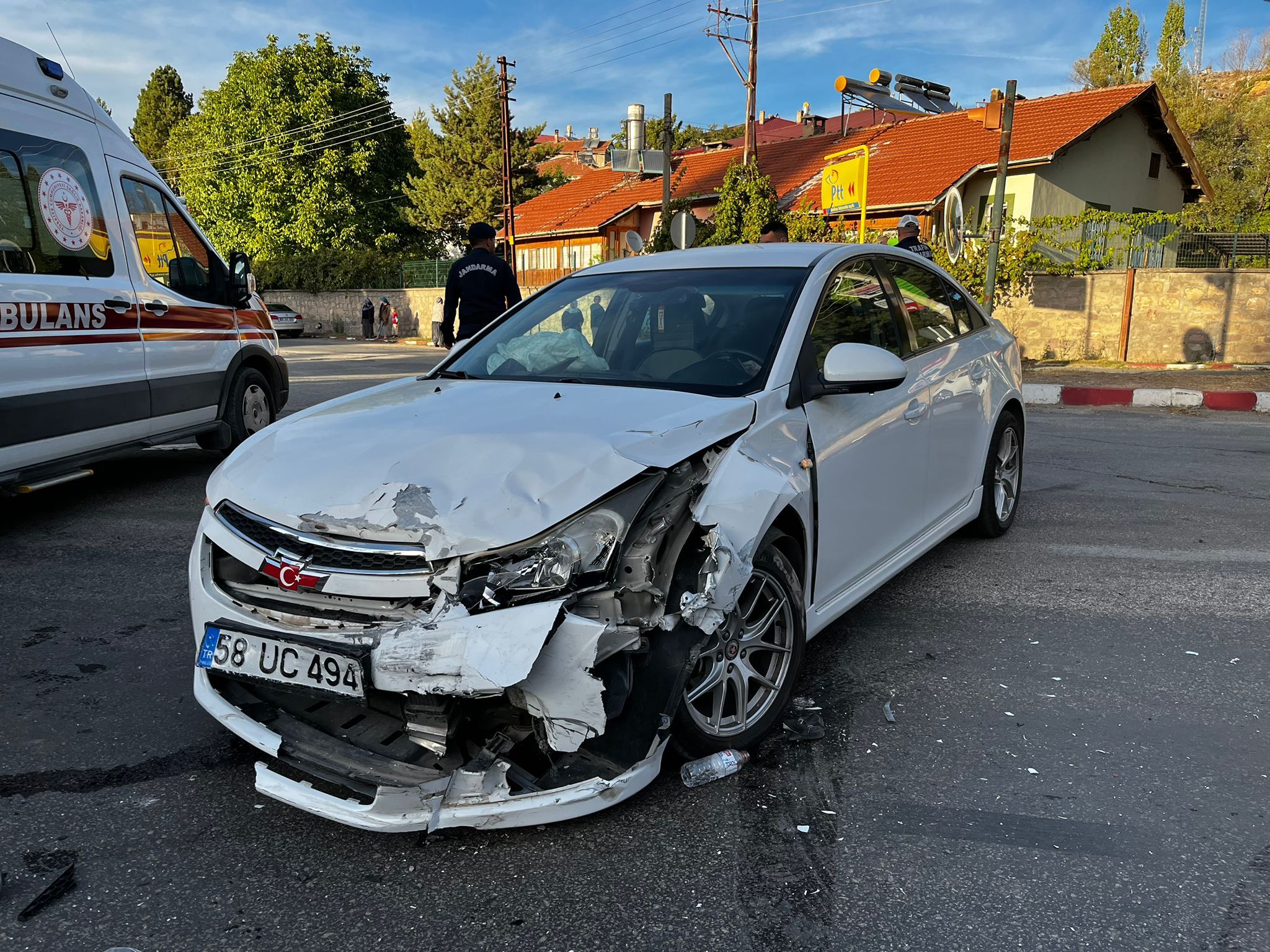 Sivas'ta iki otomobilin çarpıştığı kazada 3 kişi yaralandı