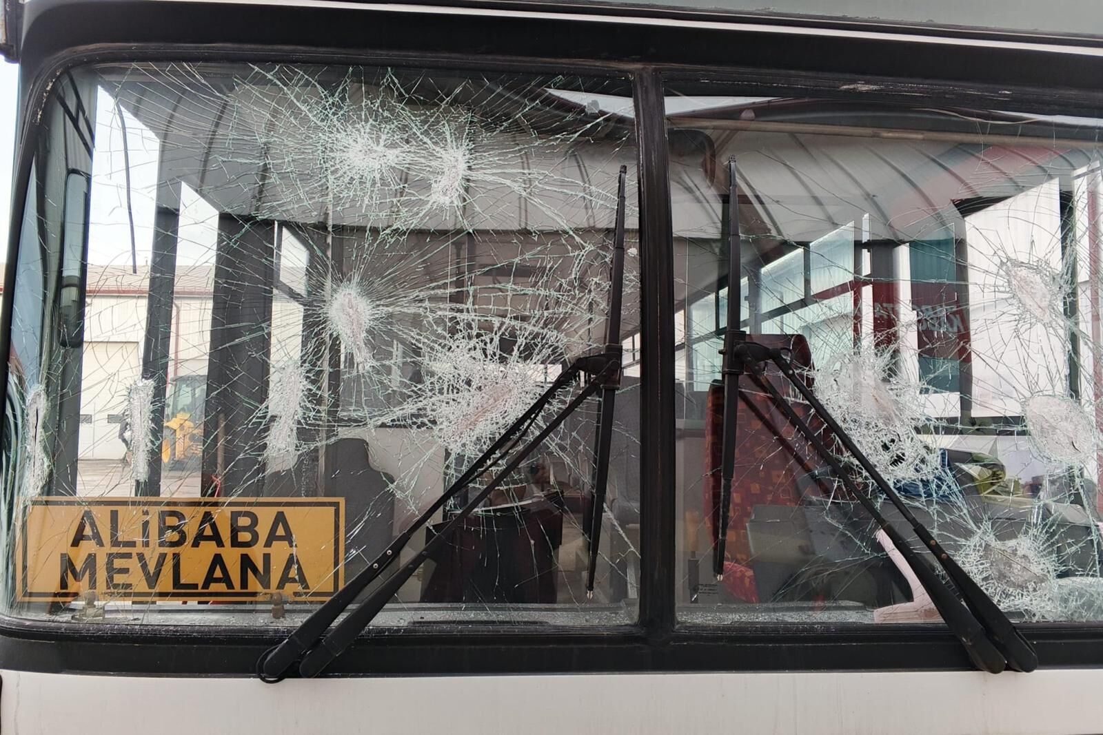 Sivas'ta belediyenin işçi servisine zarar verildi