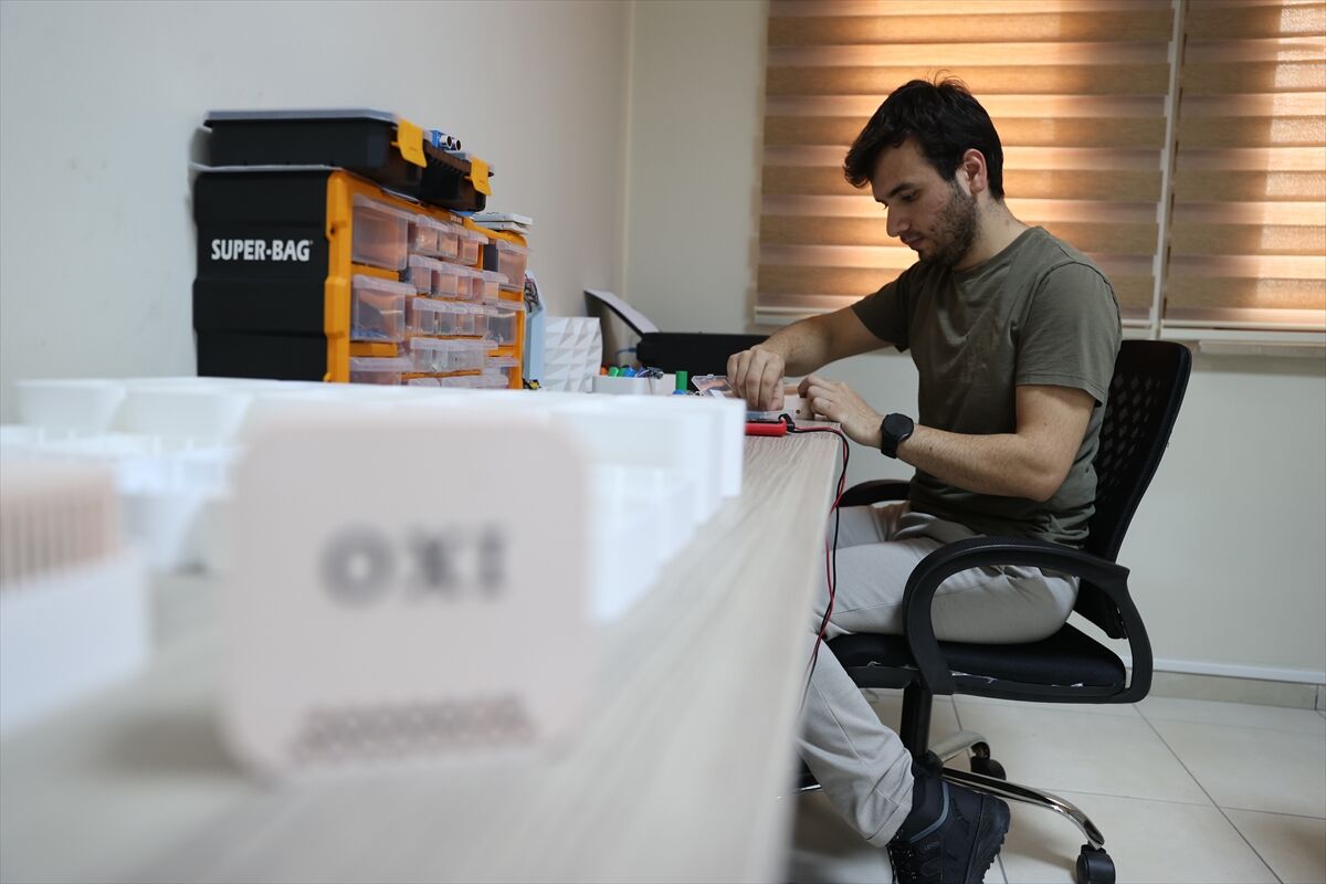 Üniversite öğrencisi yıldırımdan esinlenerek taşınabilir dezenfektan cihazı geliştirdi