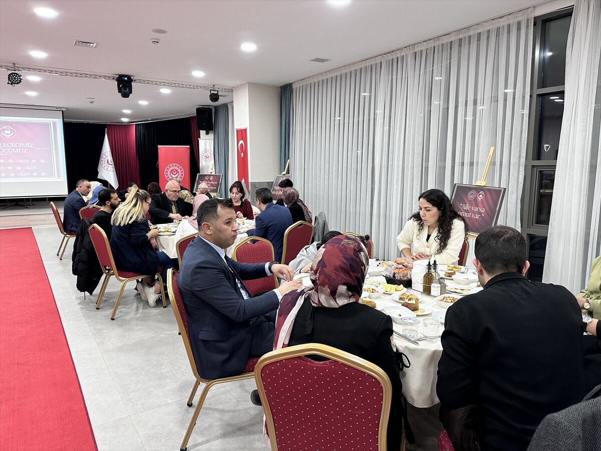 Konya'da devlet desteğiyle evlenen gençler akşam yemeğinde buluştu