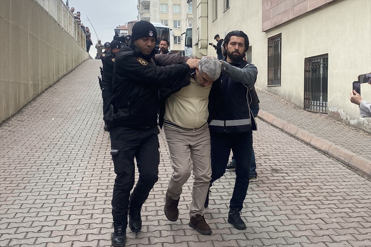 Kayseri'de suç örgütlerine yönelik operasyonda yakalanan 9 zanlı adliyeye sevk edildi