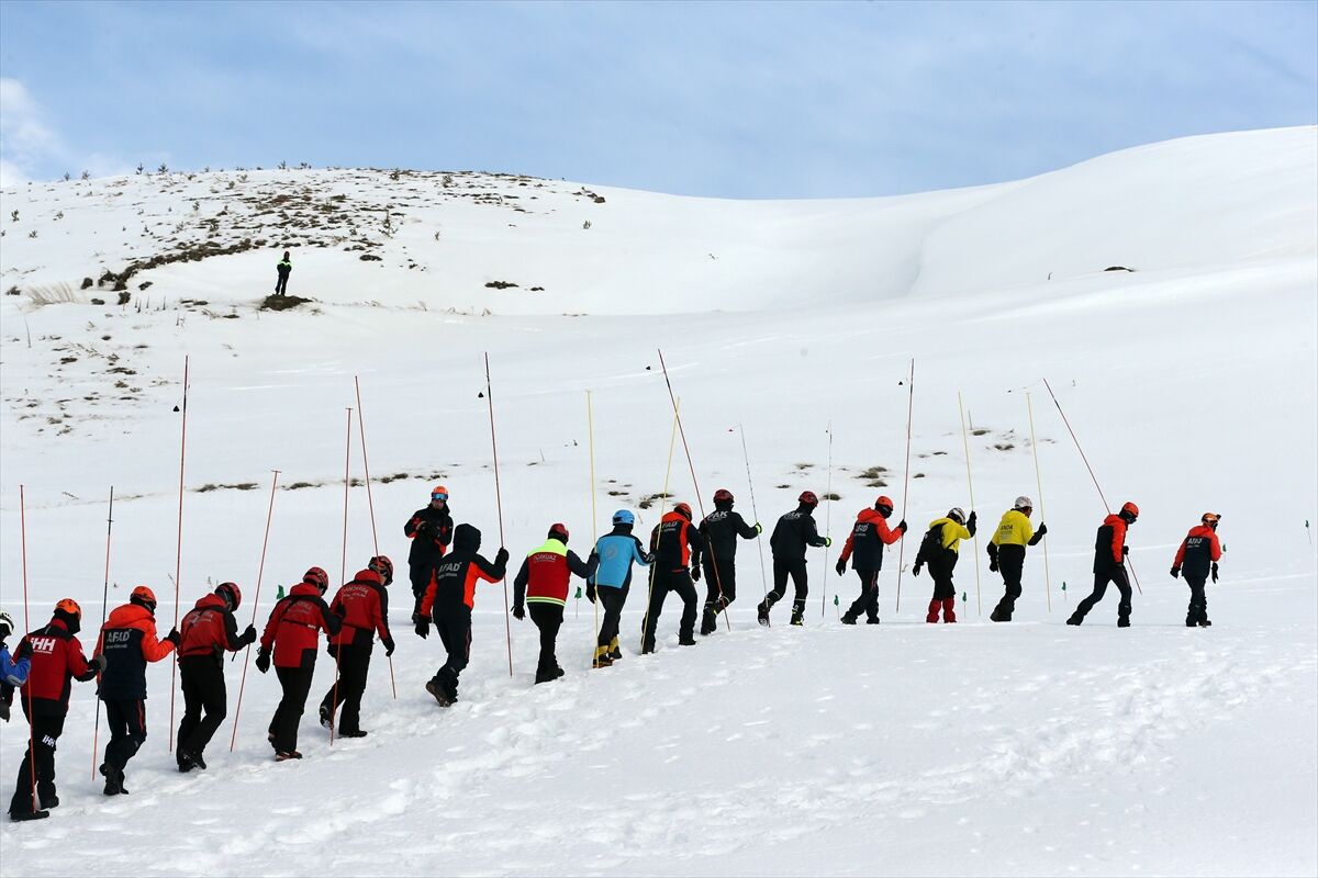 Erciyes'te 171 personelin katılımıyla çığ tatbikatı yapıldı