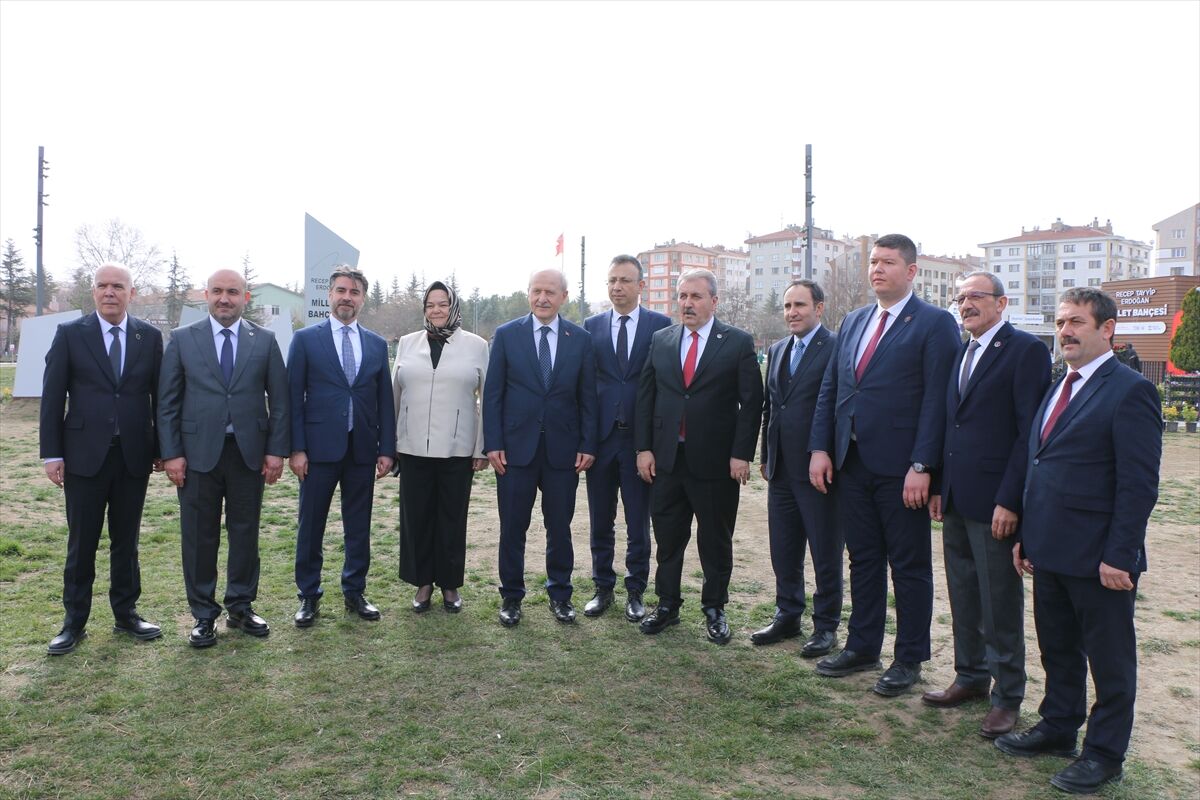 Bakan Yardımcısı Hasan Suver, Eskişehir'deki millet bahçesinde incelemelerde bulundu