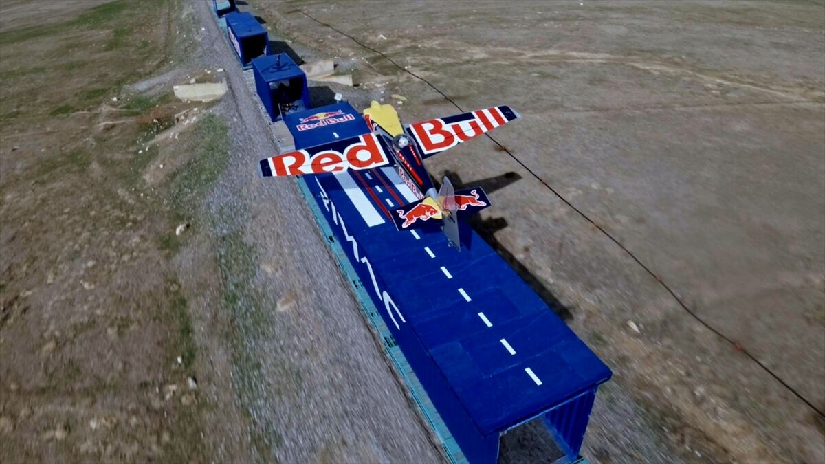 Red Bull sporcusu Costa, hareket halindeki trene iniş yapıp yeniden havalandı