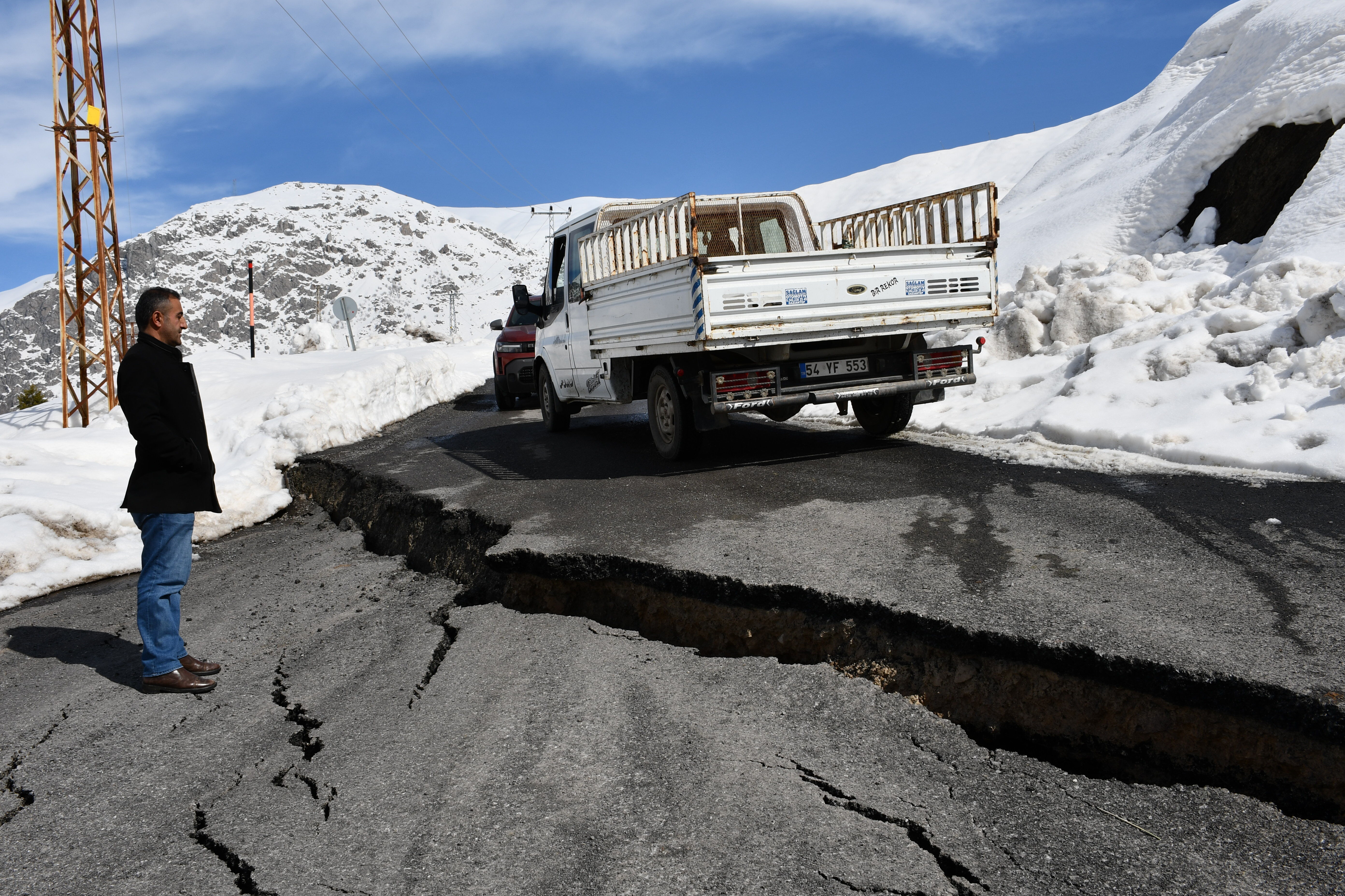 Hakkari'de kar ve sağanak nedeniyle mahalle yolunun bir kısmı çöktü