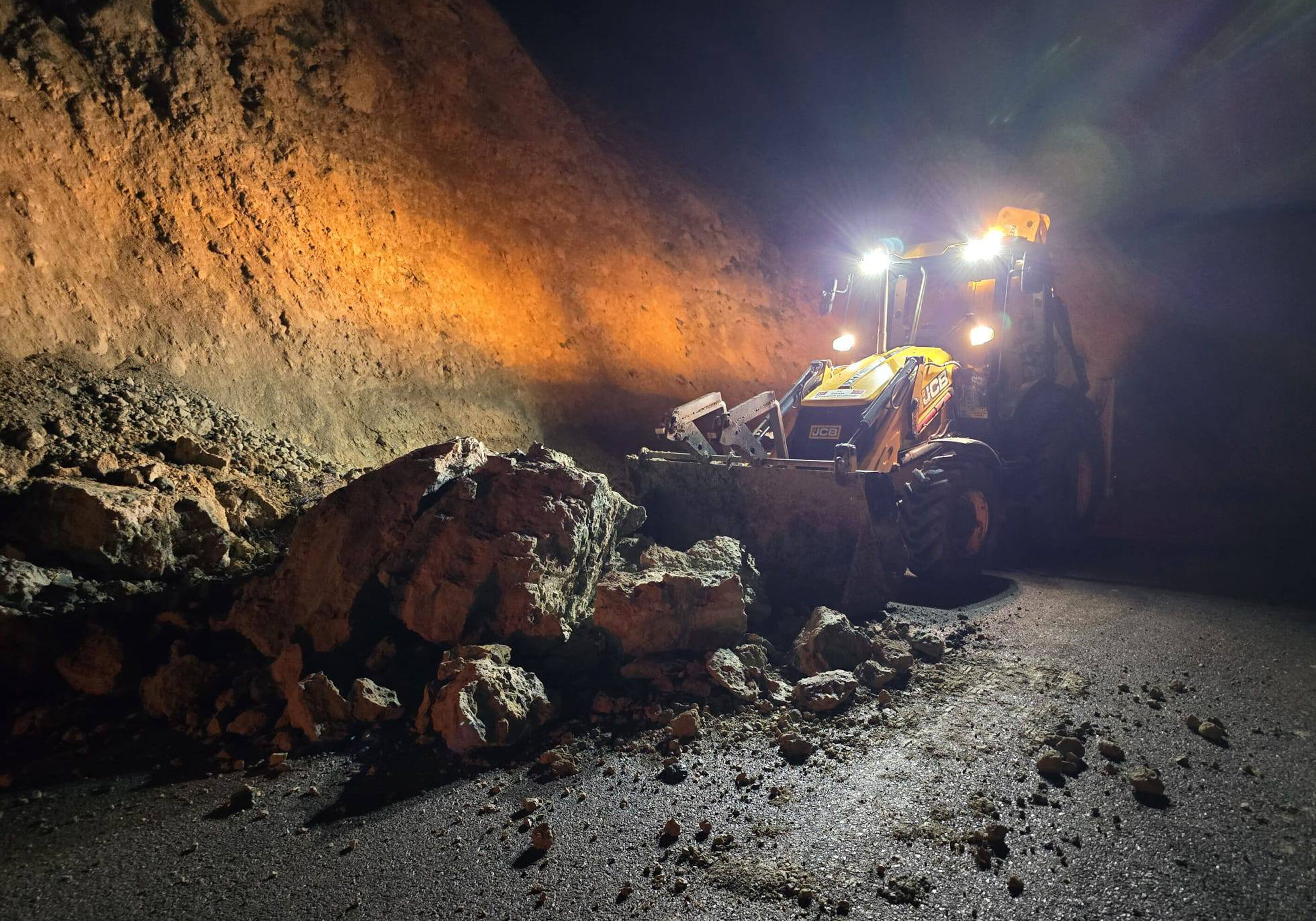 Beypazarı ilçesinde yola sürüklenen kaya parçaları kaldırıldı