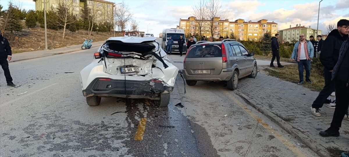 Eskişehir'de zincirleme trafik kazasında 6 kişi yaralandı