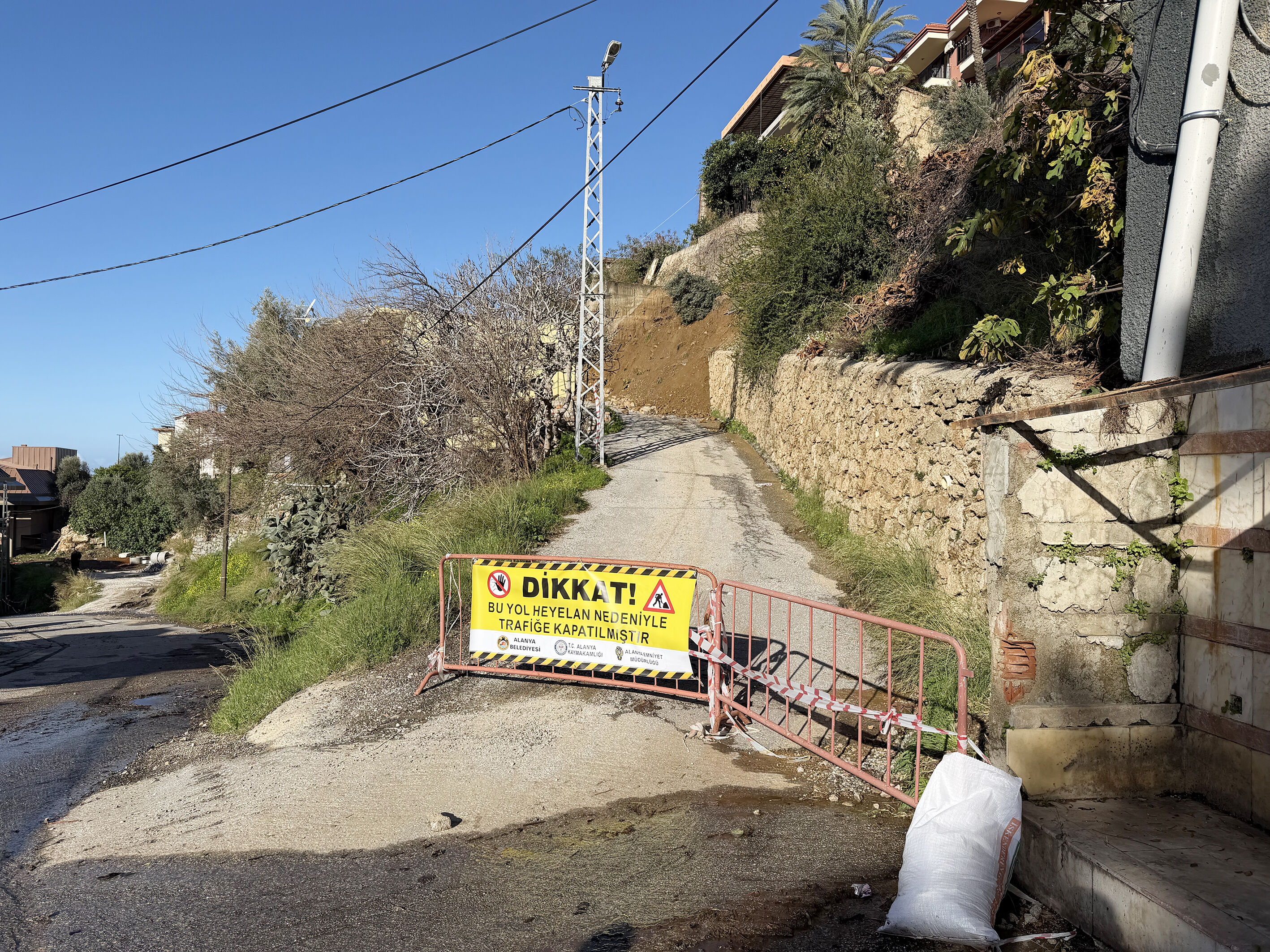 Alanya'da heyelan cep telefonu kamerasıyla kaydedildi