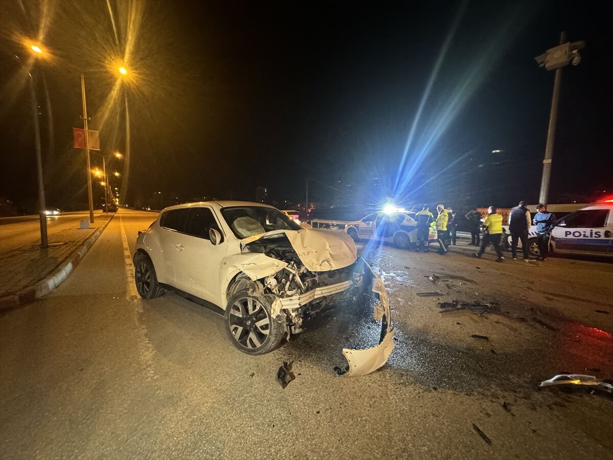 Karaman'da cip ile otomobilin çarpıştığı kazada 4 kişi yaralandı
