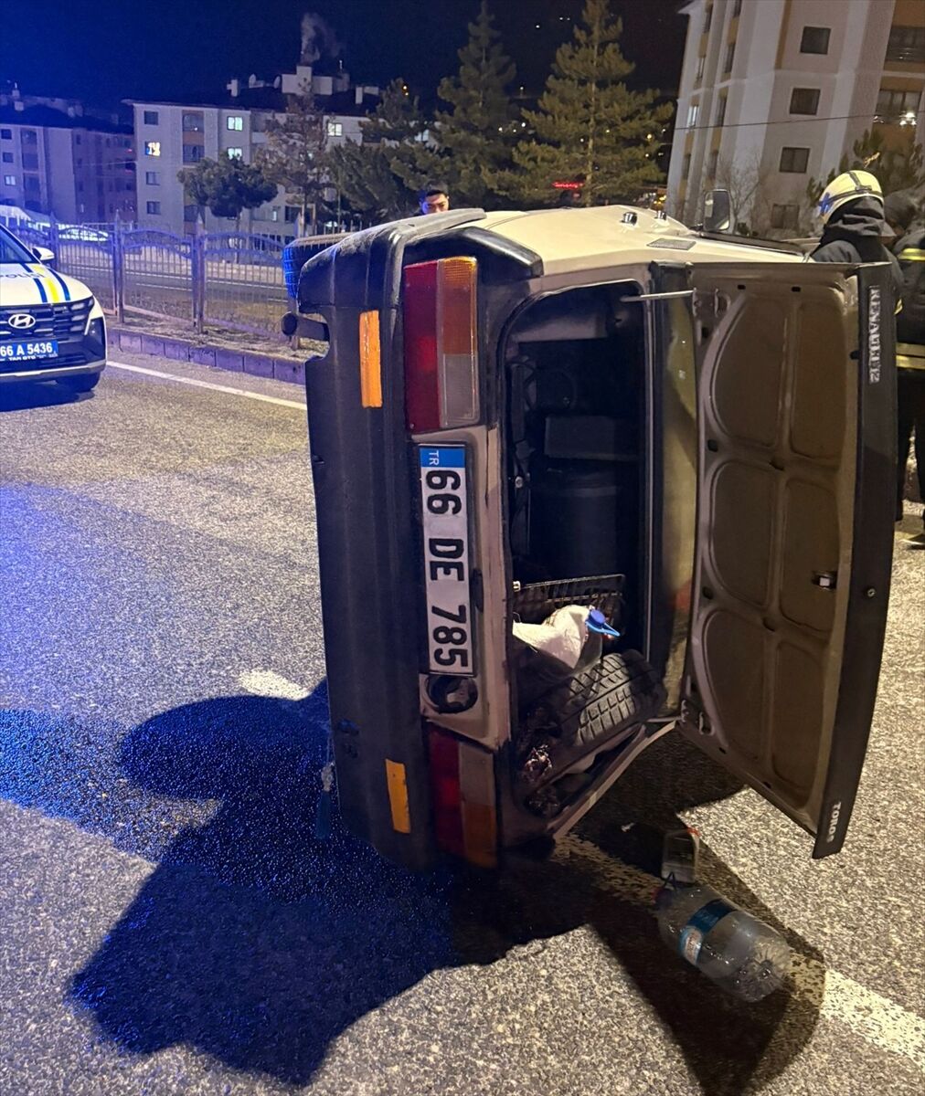 Yozgat'ta devrilen otomobildeki 3 kişi yaralandı