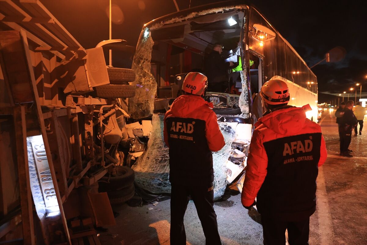 Kayseri'de yolcu otobüsü ile kamyonetin çarpıştığı kazada 5 kişi yaralandı