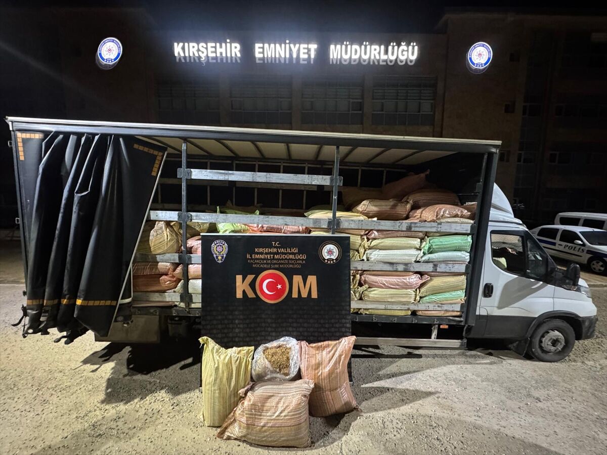 Kırşehir'de kamyonette 3,1 ton kıyılmış tütün ele geçirildi