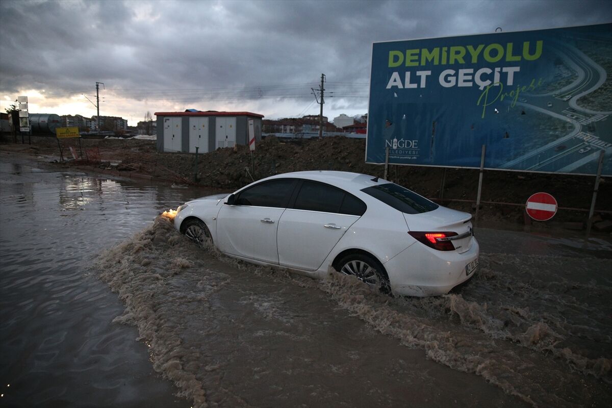Niğde'de kuvvetli sağanak ve rüzgar etkili oluyor