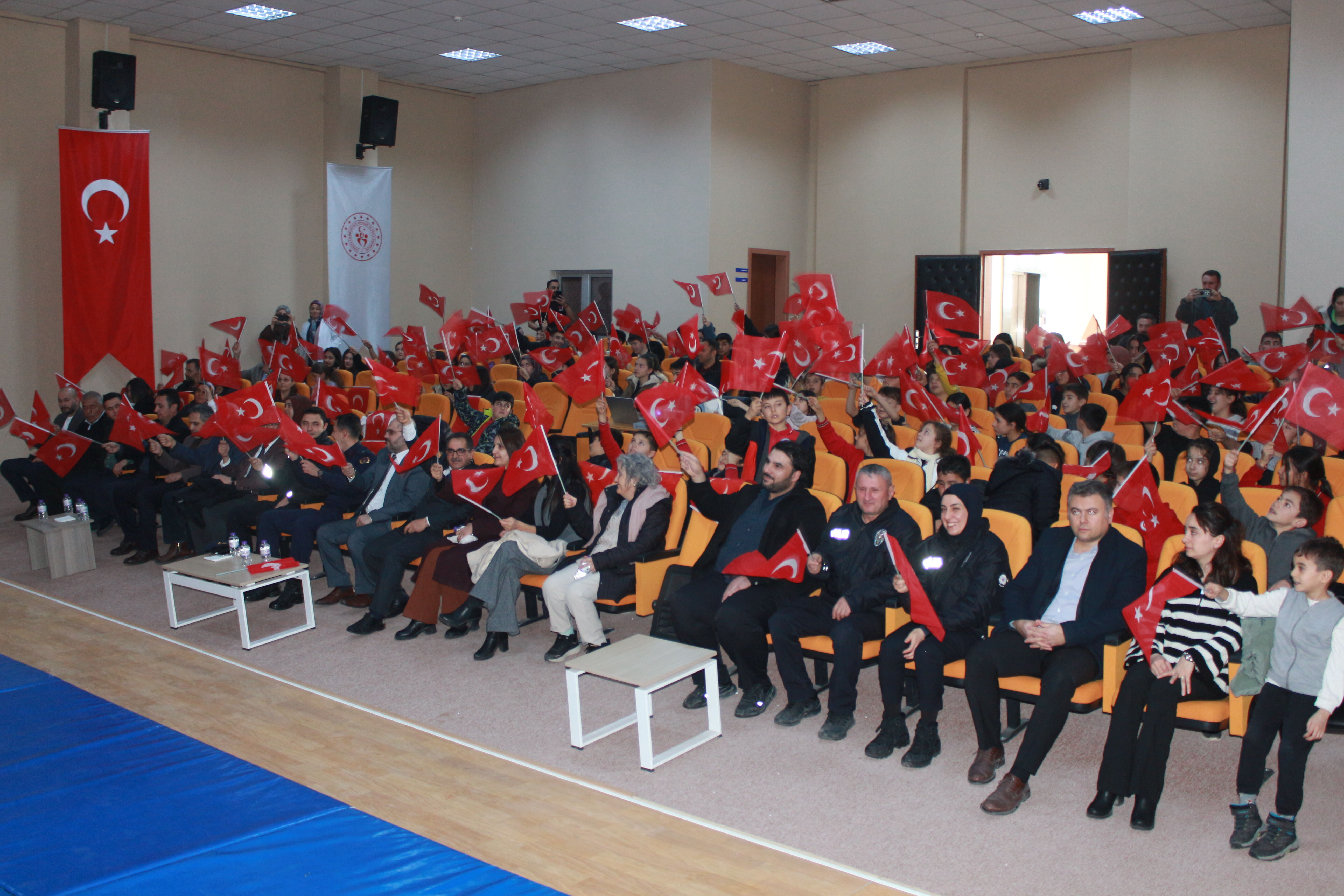 Halkapınar'da 'Bayrak Sevgisi ve Spor' temalı gösteri düzenlendi