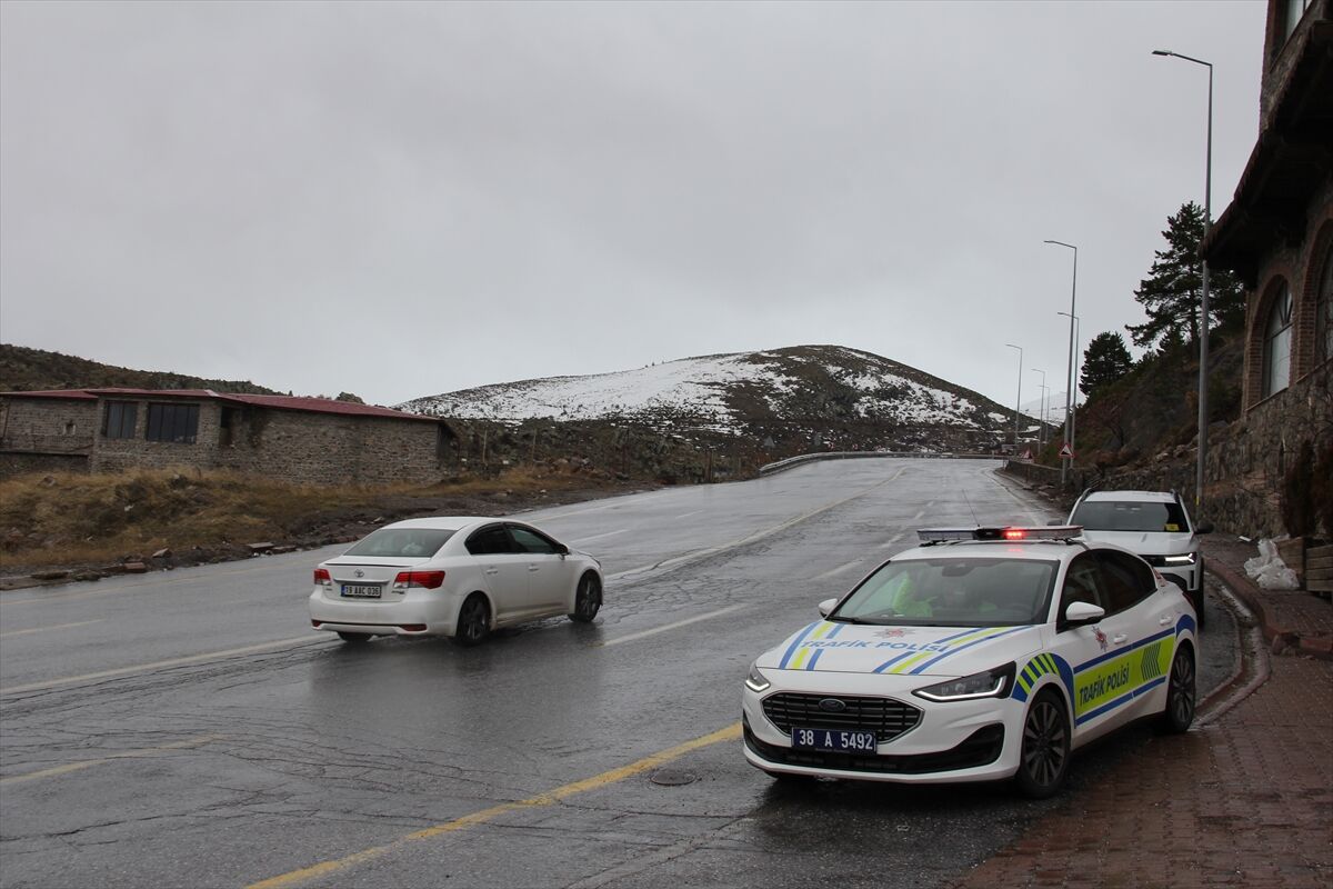 GÜNCELLEME - Yoğun kar yağışı ve tipi nedeniyle trafiğe kapatılan Erciyes Kayak Merkezi yolu ulaşıma açıldı