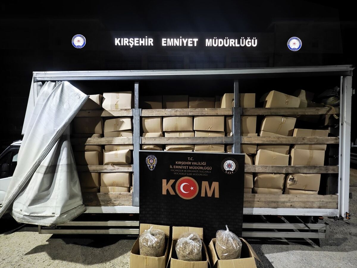 Kırşehir'de kamyon kasasında 3,4 ton kıyılmış tütün ele geçirildi