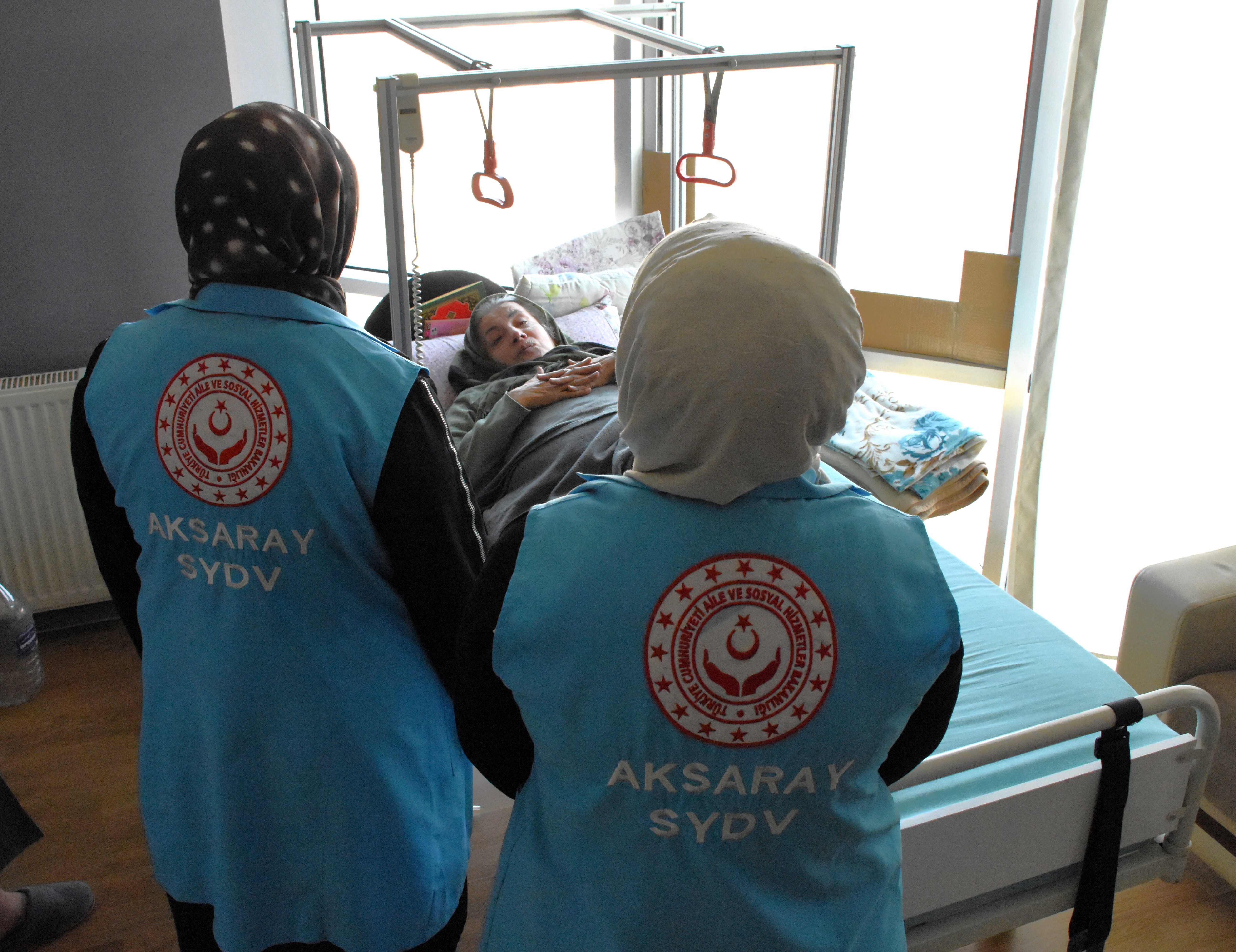 Kıbrıs gazisi depremzede, yatalak eşine sevgiyle bakıyor