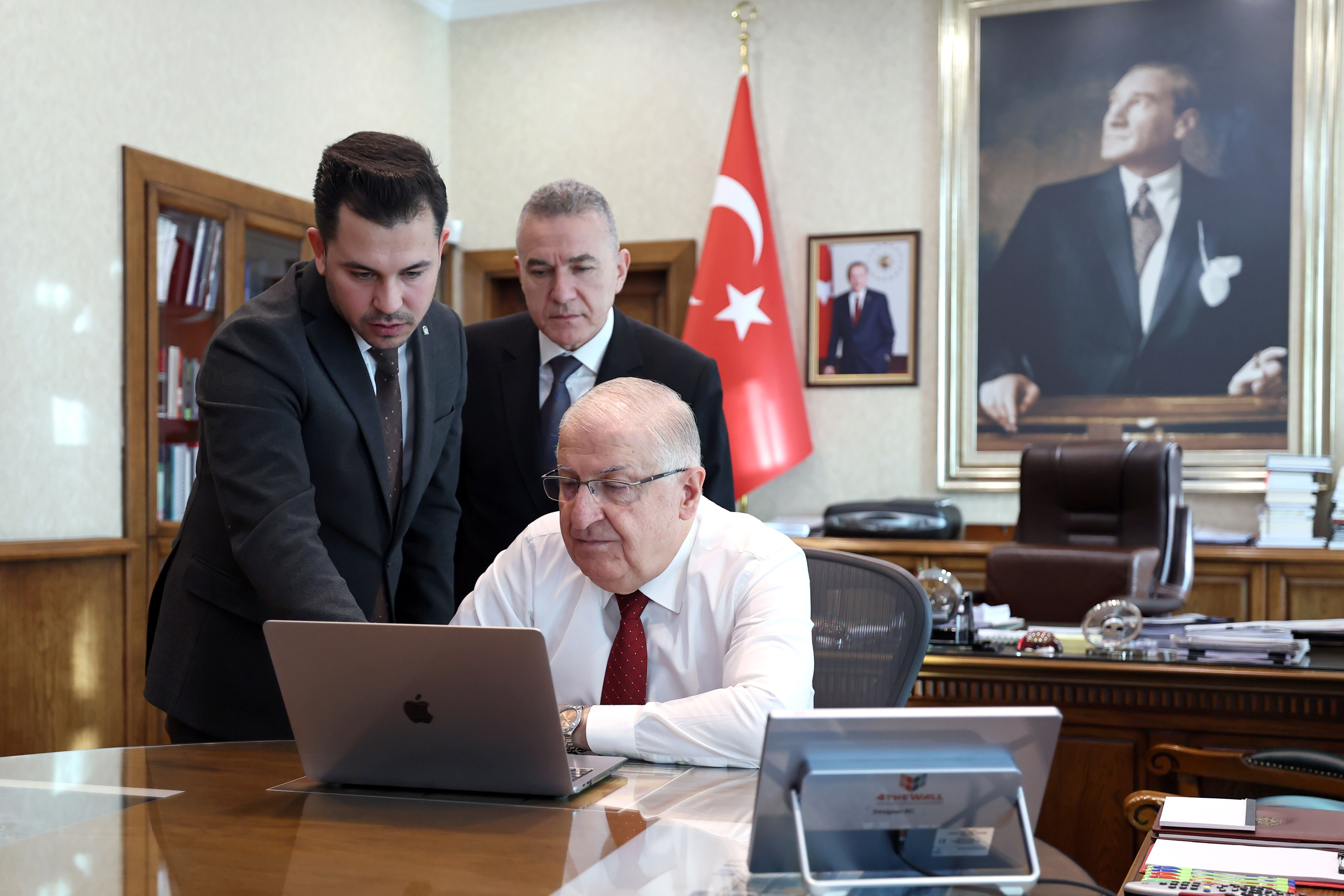 Milli Savunma Bakanı Güler, AA'nın 'Yılın Kareleri' oylamasına katıldı