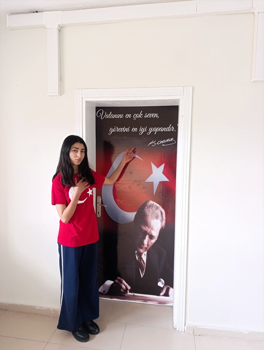 Ulaş'ta bir köy okulunun sınıf kapıları Atatürk ve Aşık Veysel resimleriyle kaplandı