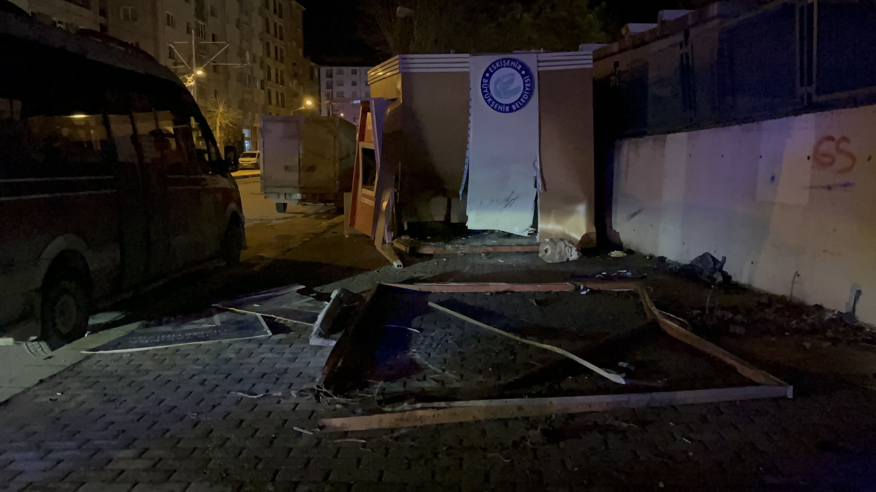 Eskişehir'de ATM'ye çarpan otomobildeki 2 kişi yaralandı