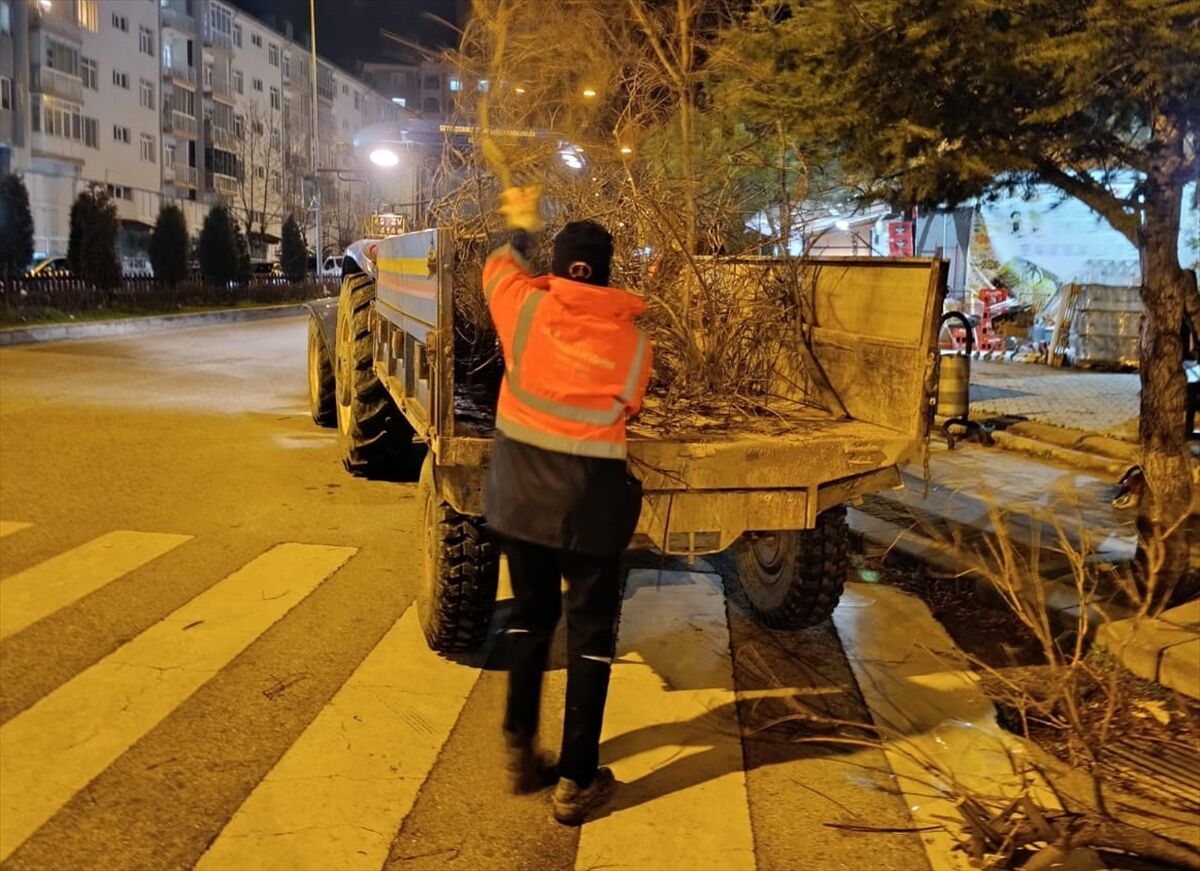 Konya'da şiddetli rüzgar araçlara ve binalara zarar verdi