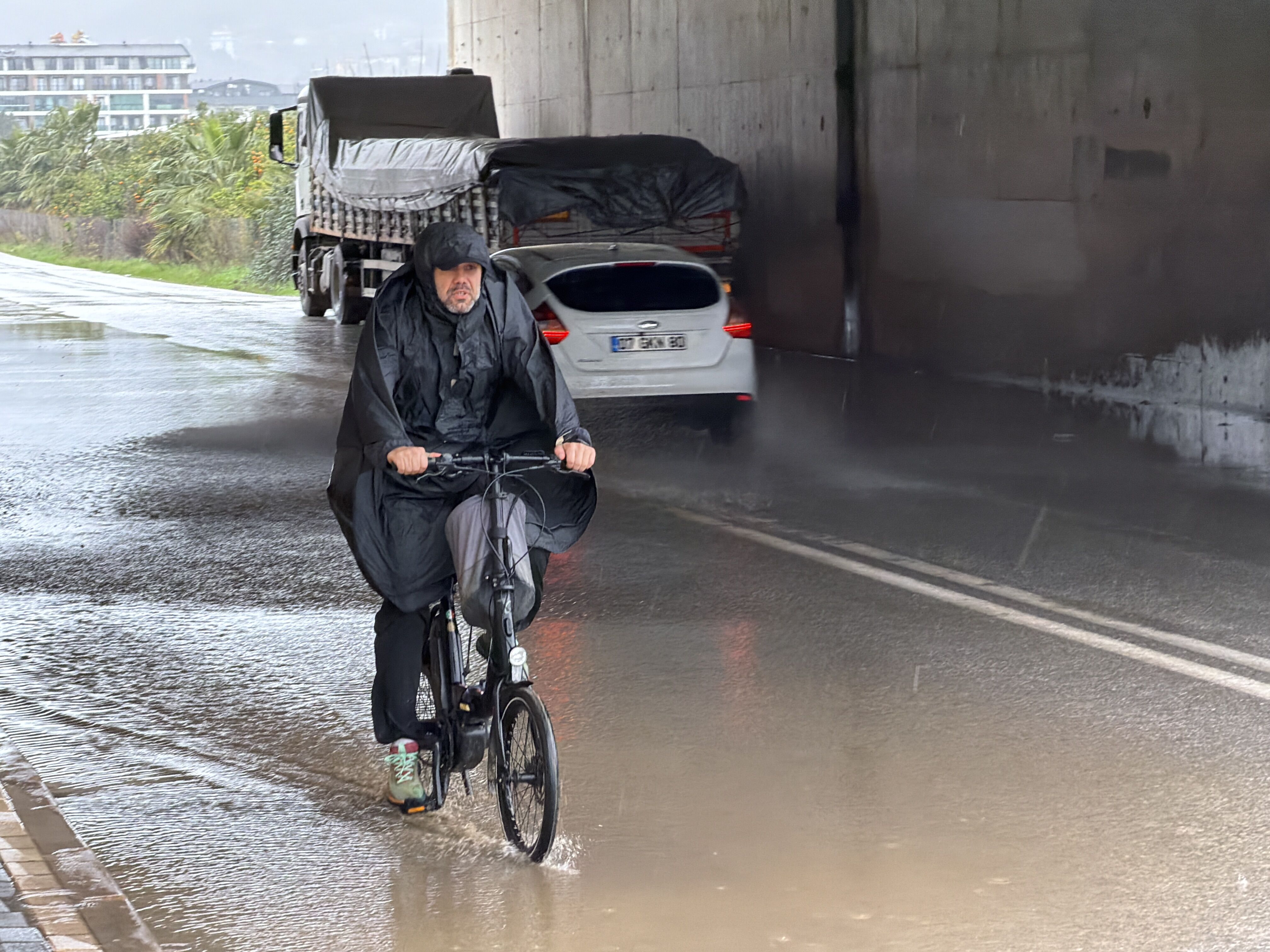 Alanya'da sağanak hayatı olumsuz etkiledi