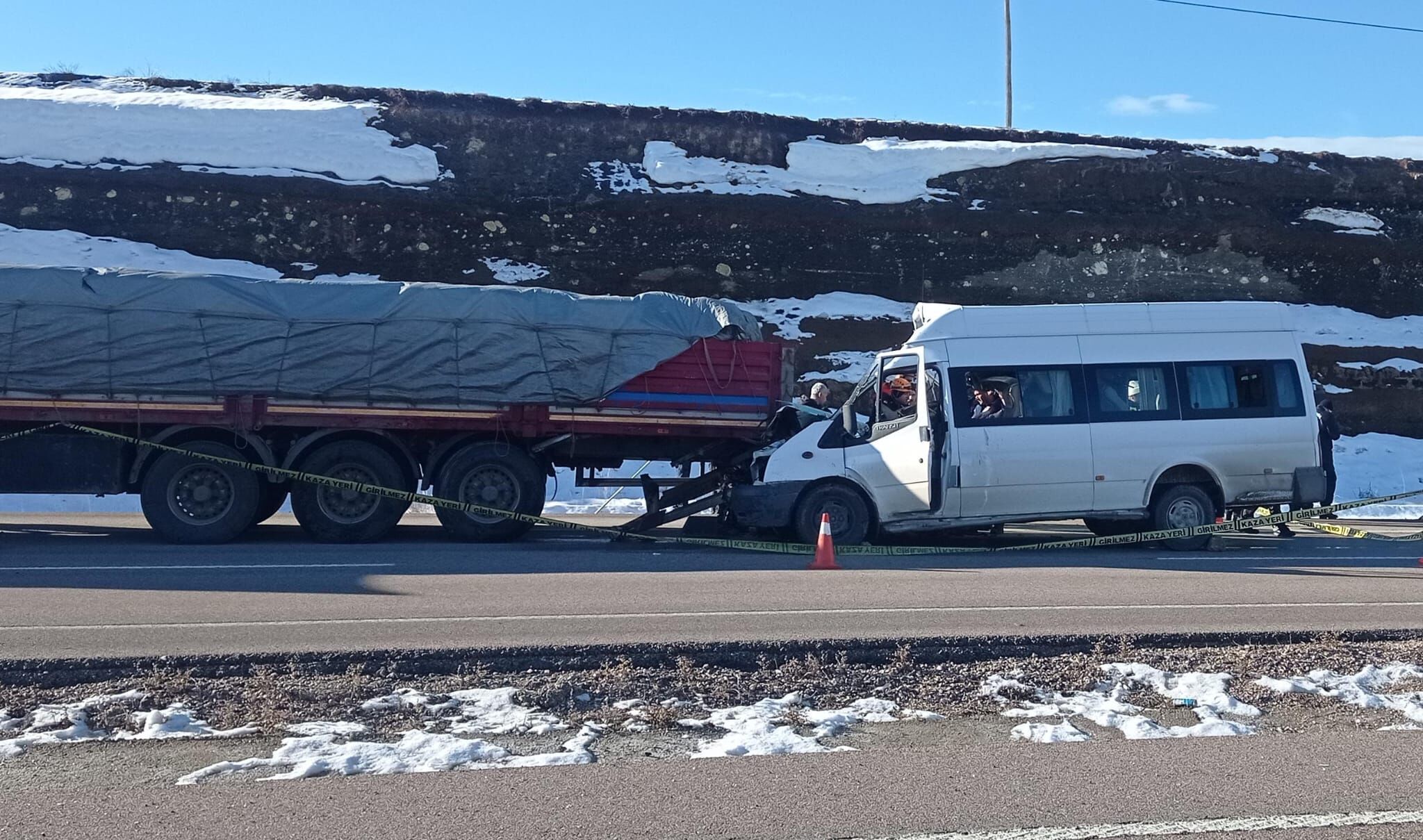 Kayseri'de okul servisinin tırla çarpıştığı kazada 1 kişi öldü, 6'sı öğrenci 7 kişi yaralandı