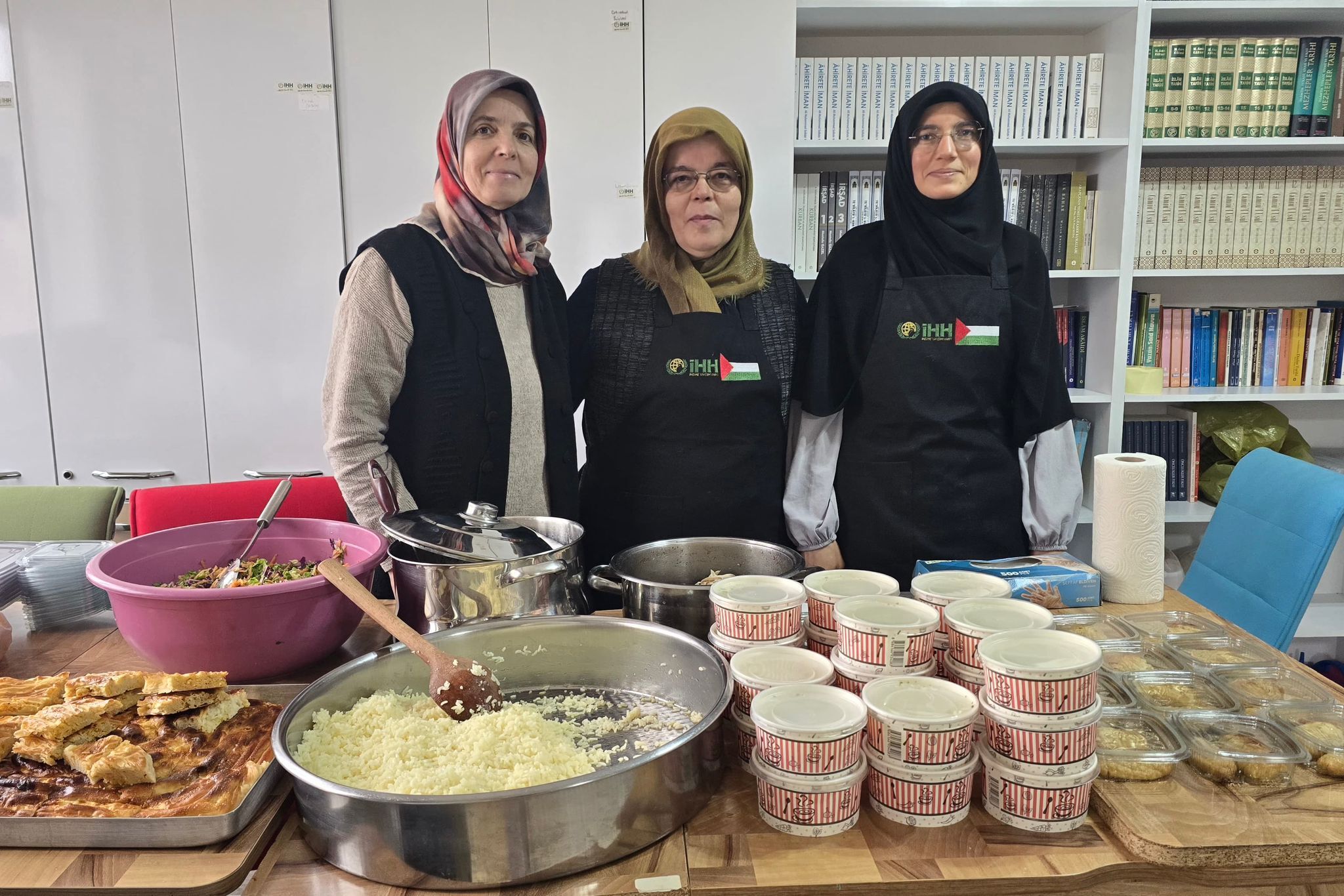 İHH Sivas Şubesince yetim ve ihtiyaç sahibi çocuklar için yemek programı düzenledi
