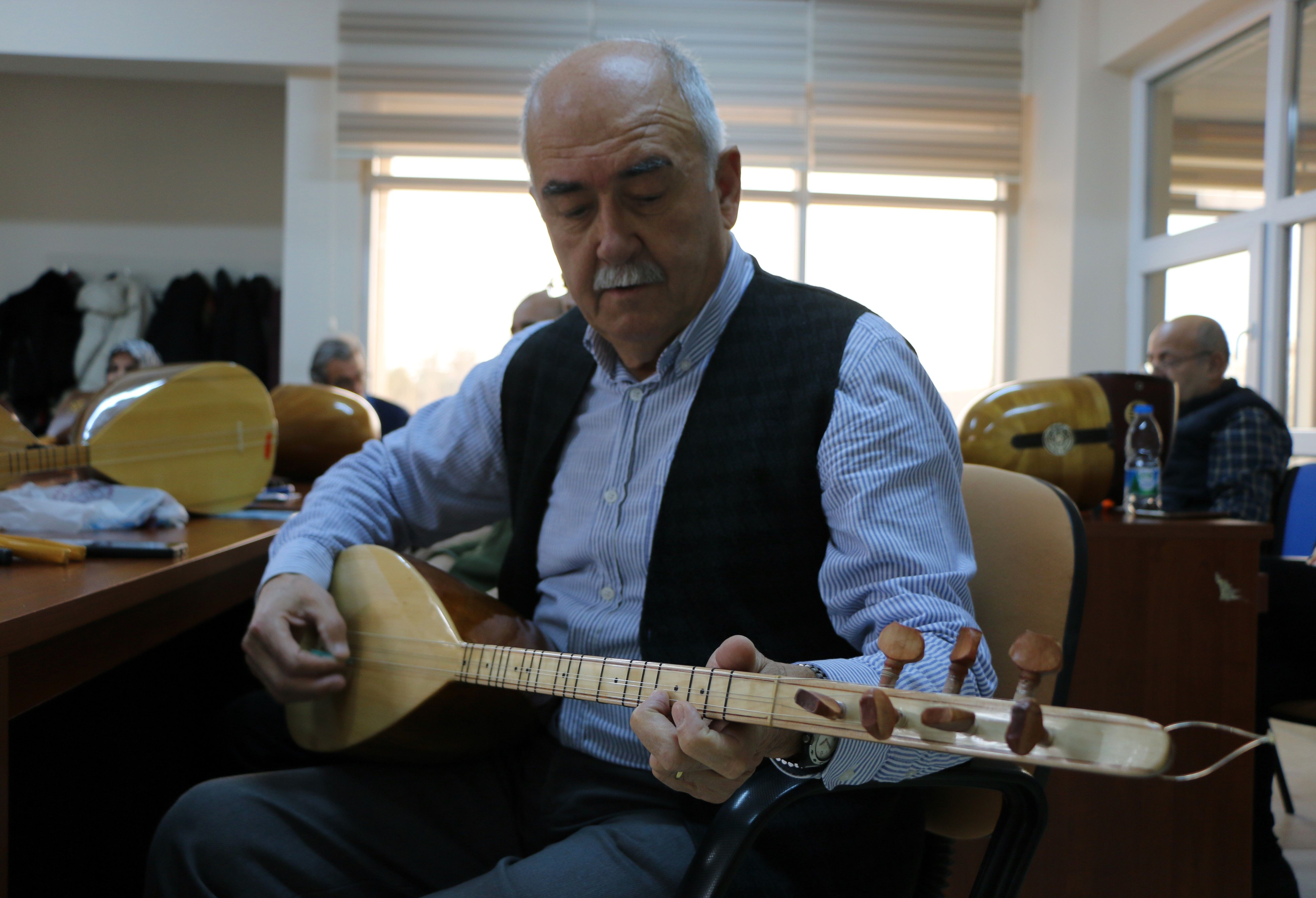 Emekli teknisyenin bağlama sevdası yaklaşık 50 yıl sonra gerçek oldu