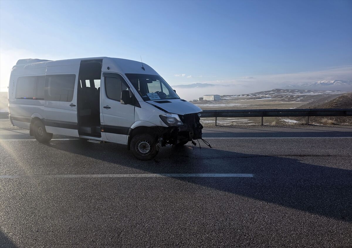 Sivas'ta öğretmenleri taşıyan minibüsün bariyerlere çarptığı kazada 3 kişi yaralandı