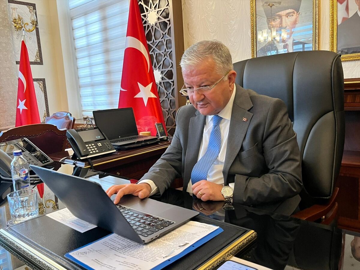 Aksaray Valisi Duru, AA'nın 'Yılın Kareleri' oylamasına katıldı