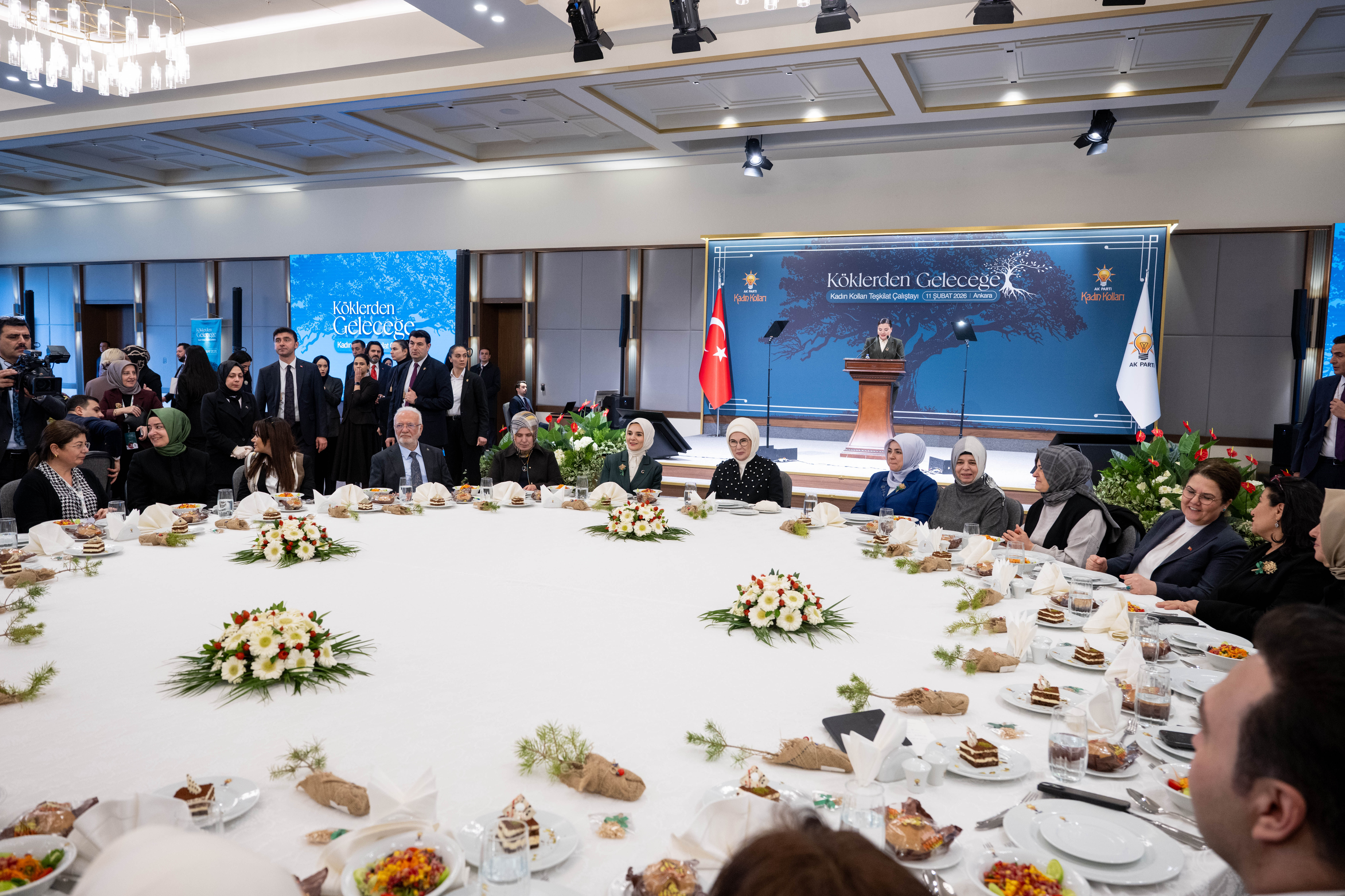 Emine Erdoğan, AK Parti'nin 'Köklerden Geleceğe Kadın Kolları Teşkilat Çalıştayı'nın kapanışında konuştu: