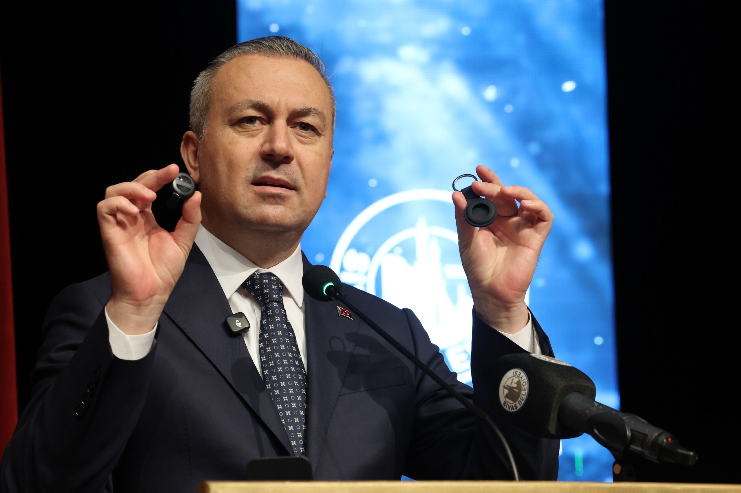 Sivas'ta özel gereksinimli 100 çocuğun ailesine akıllı takip cihazı verildi