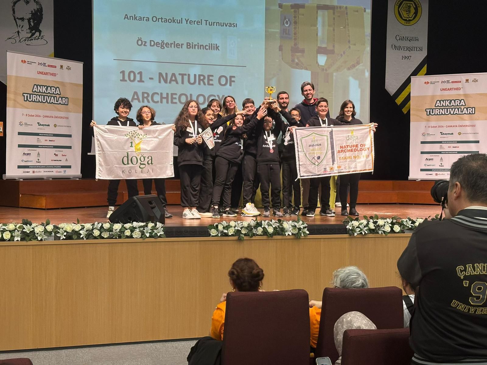Doğa Koleji öğrencileri First Lego League Challenge'tan ödüllerle döndü